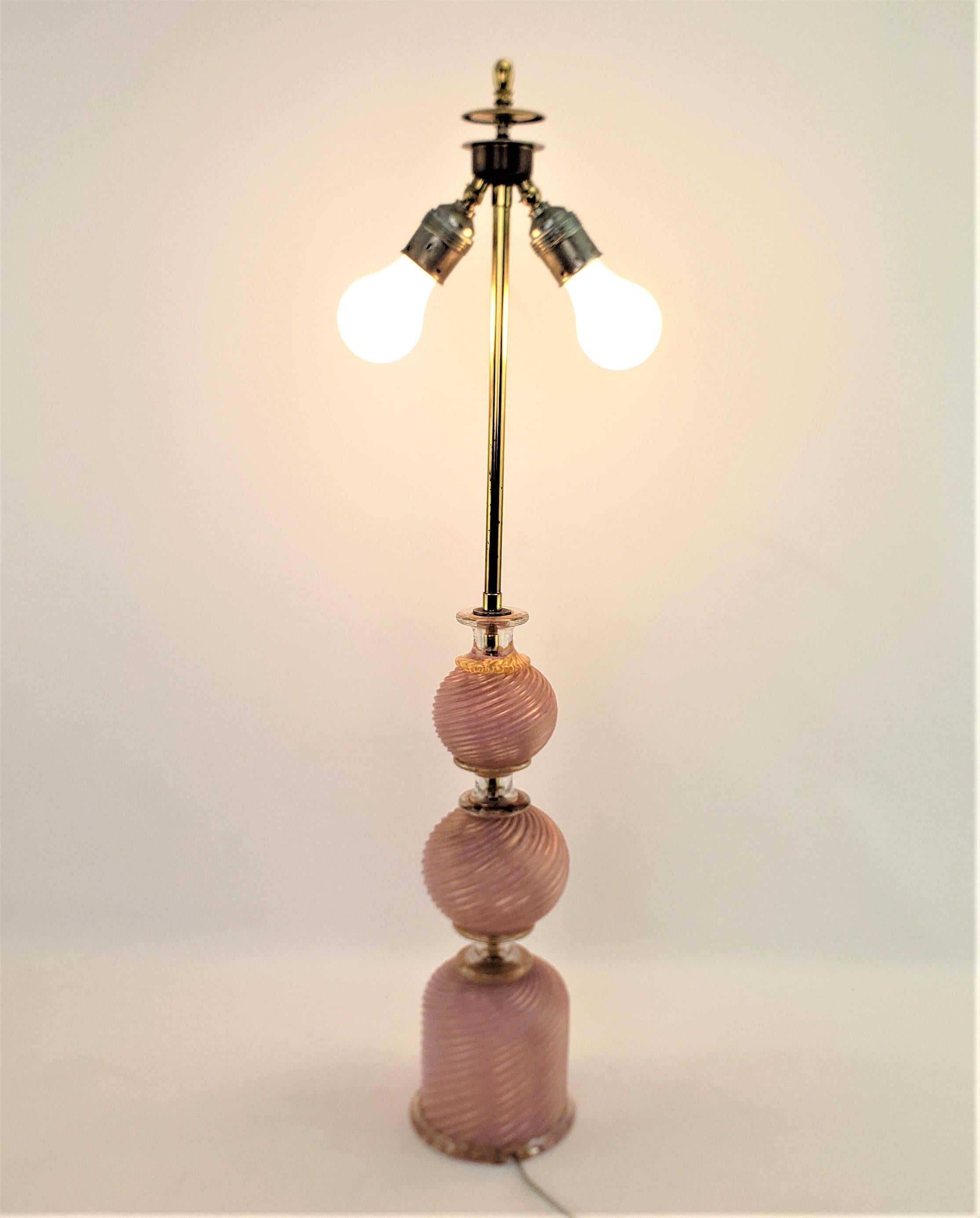 Lampe de bureau en verre d'art de Murano de style Barovier du milieu du siècle dernier, couleur canneberge et or en vente 1