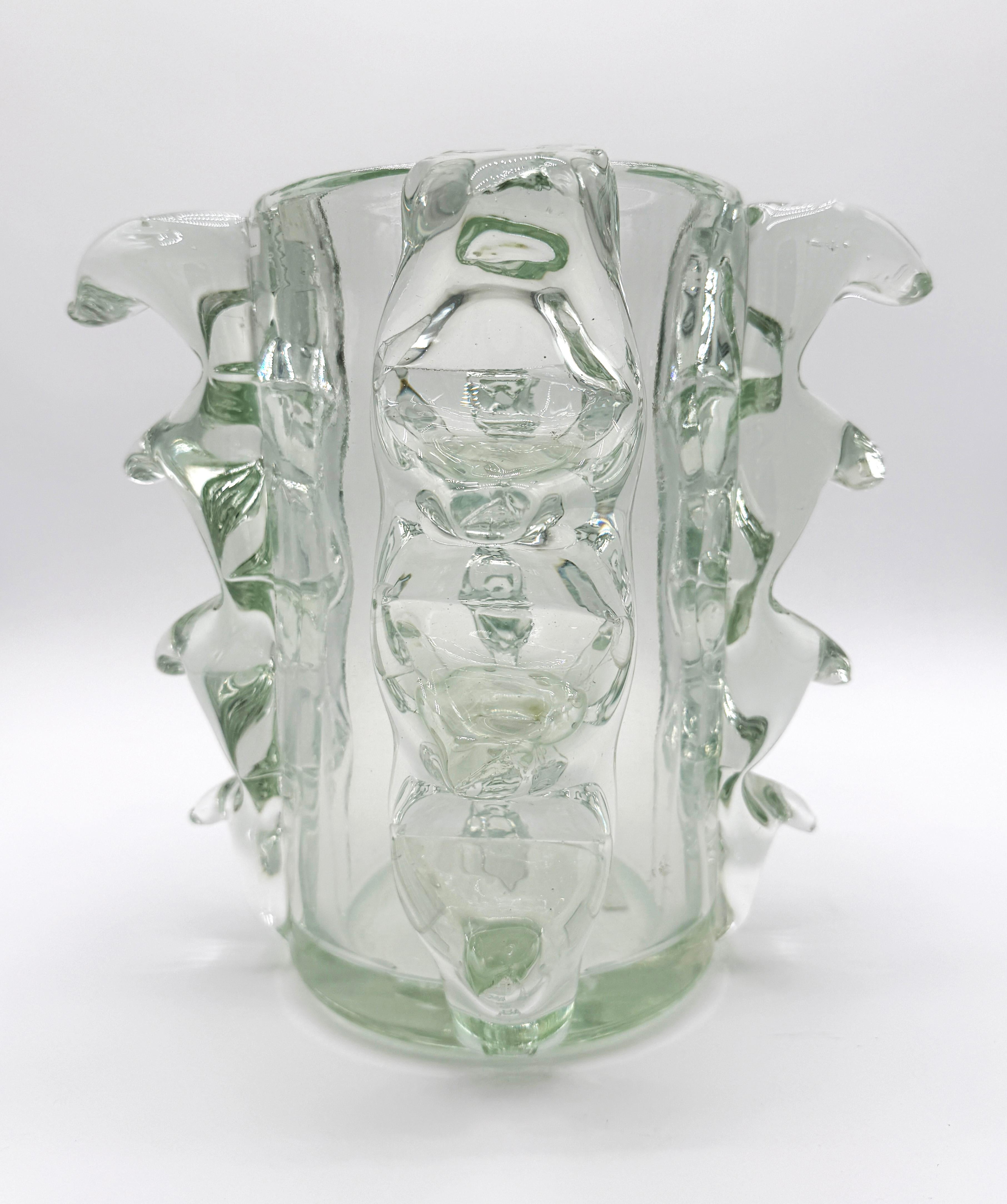 Vaso in vetro di Murano rostrato di Barovier&Toso (Italia, 1950).
Questo imponente vaso dalla forma tronco-conica è realizzato in spesso vetro di Murano e si distingue per la sua ricca finitura iridescente che cattura e riflette magnificamente la
