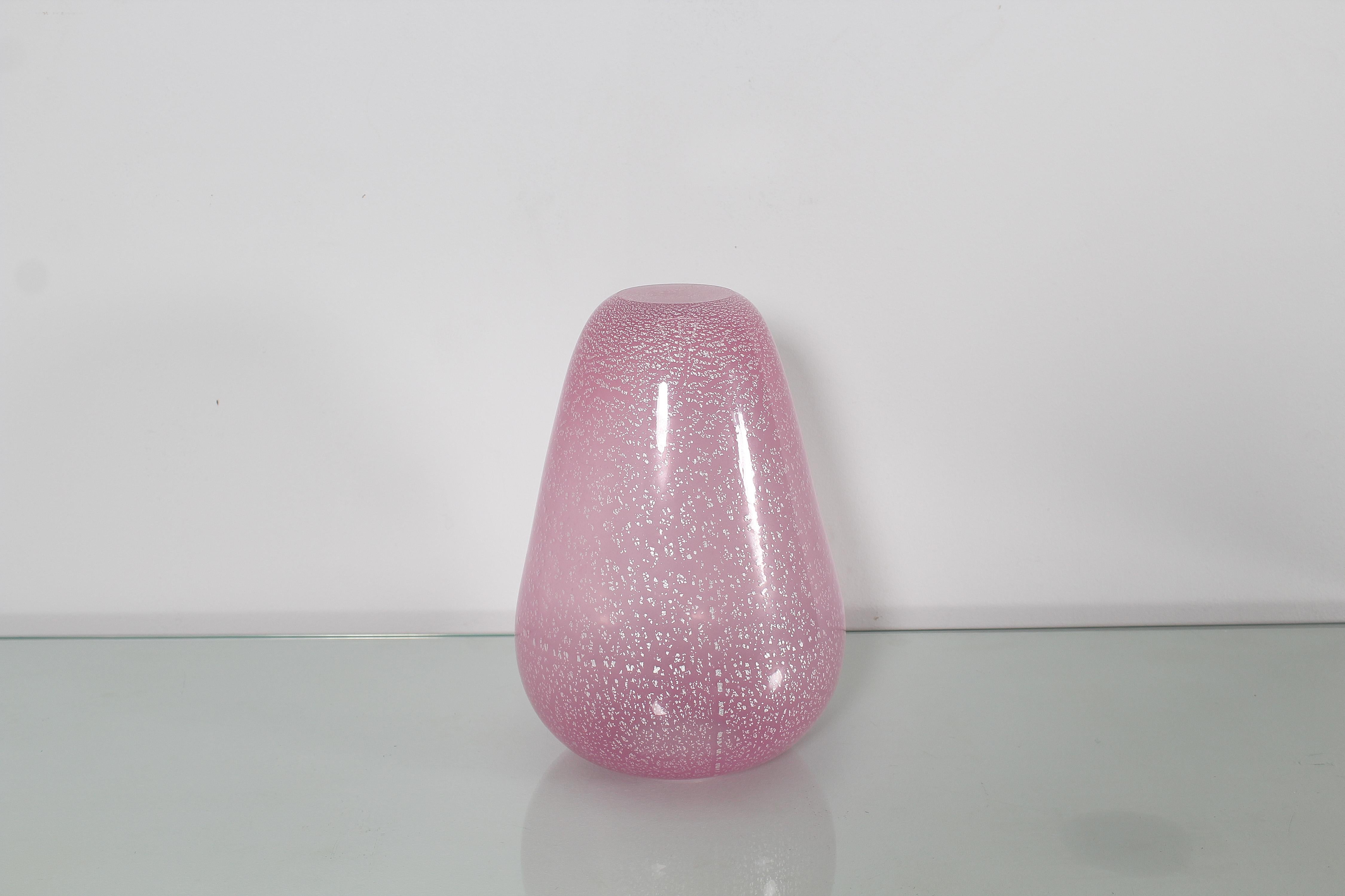 Elegant pink Murano blown glass vase with silver leaf inclusions. Attributable to Barovier & Toso, venetian manifacture in the 60s.
Wear consistent with age and use.