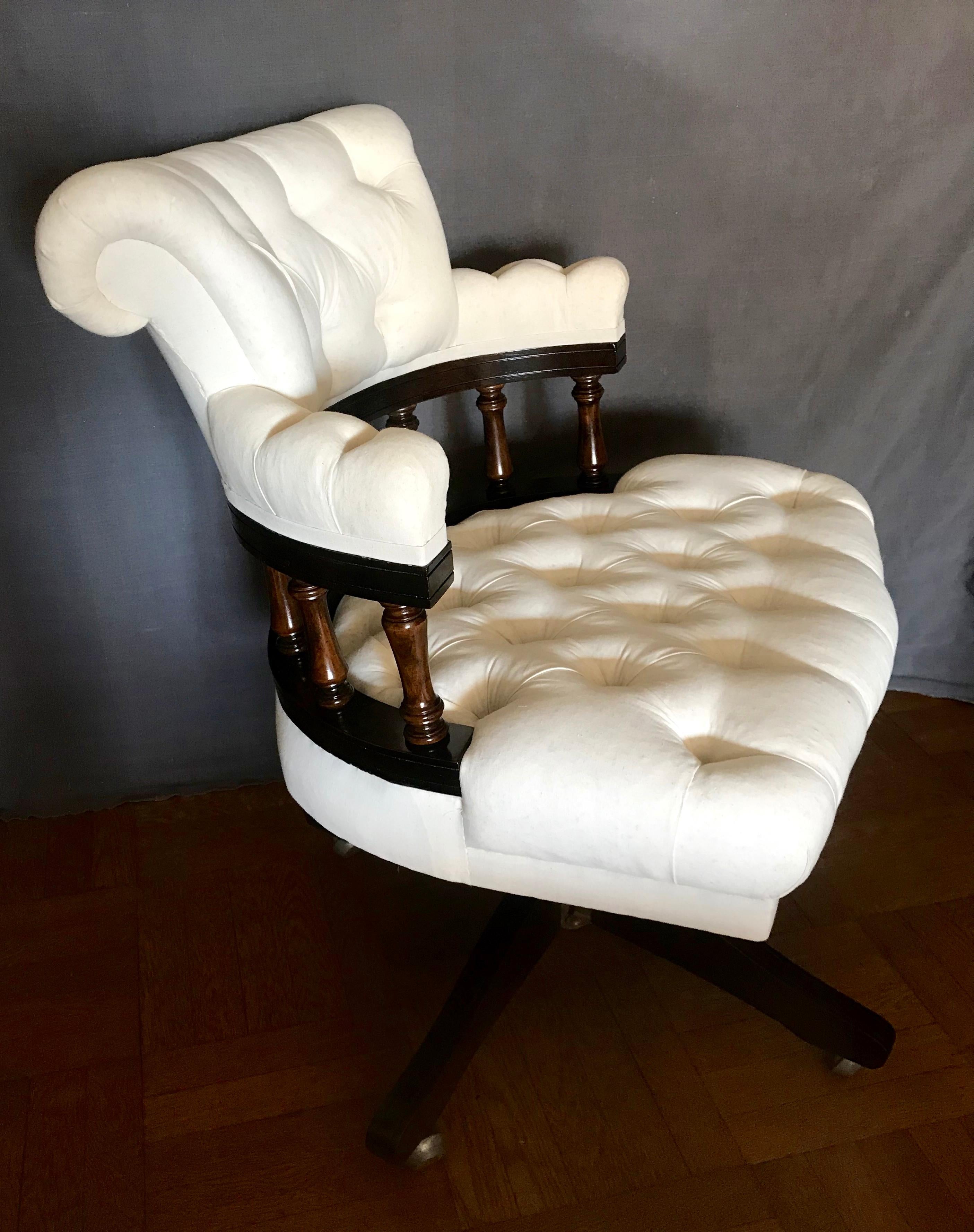 Tufted swivel desk chair. Mid-century barrel back swivel armchair on casters,  newly upholstered in muslin. United States, mid 20th century
Dimensions: 30