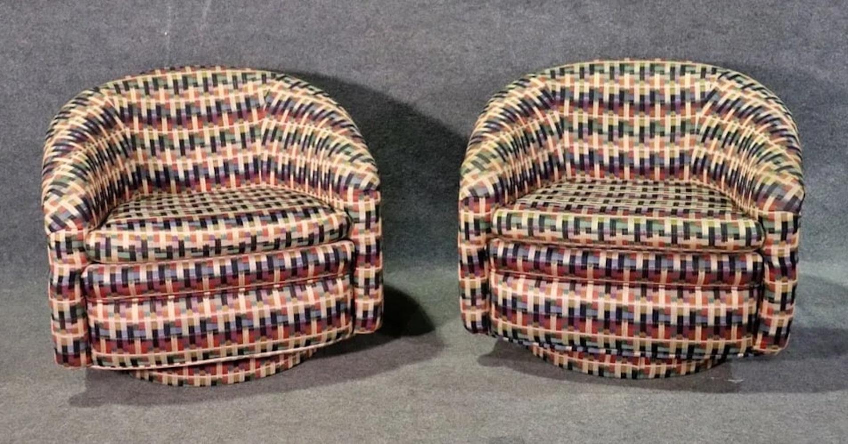 Paire de chaises modernes vintage à dossier rond sur bases pivotantes. Tissu à motifs amusants avec dossier confortable en forme de tonneau.
Veuillez confirmer le lieu NY ou NJ
