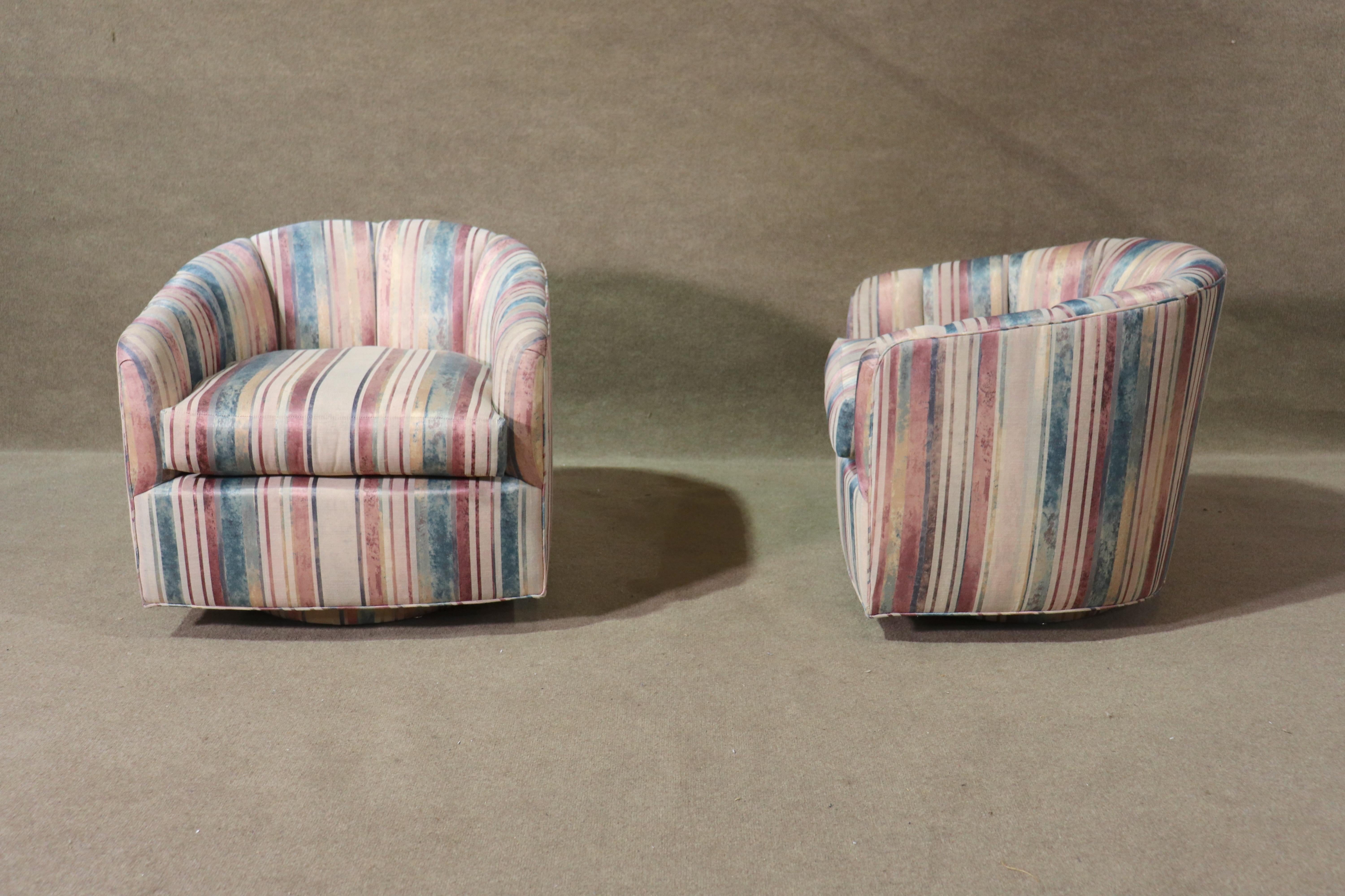 Paire de fauteuils club ronds vintage modernes avec mécanisme de pivotement et tissu à rayures d'origine. Ils constituent un complément confortable pour votre maison ou votre bureau.
Veuillez confirmer le lieu NY ou NJ