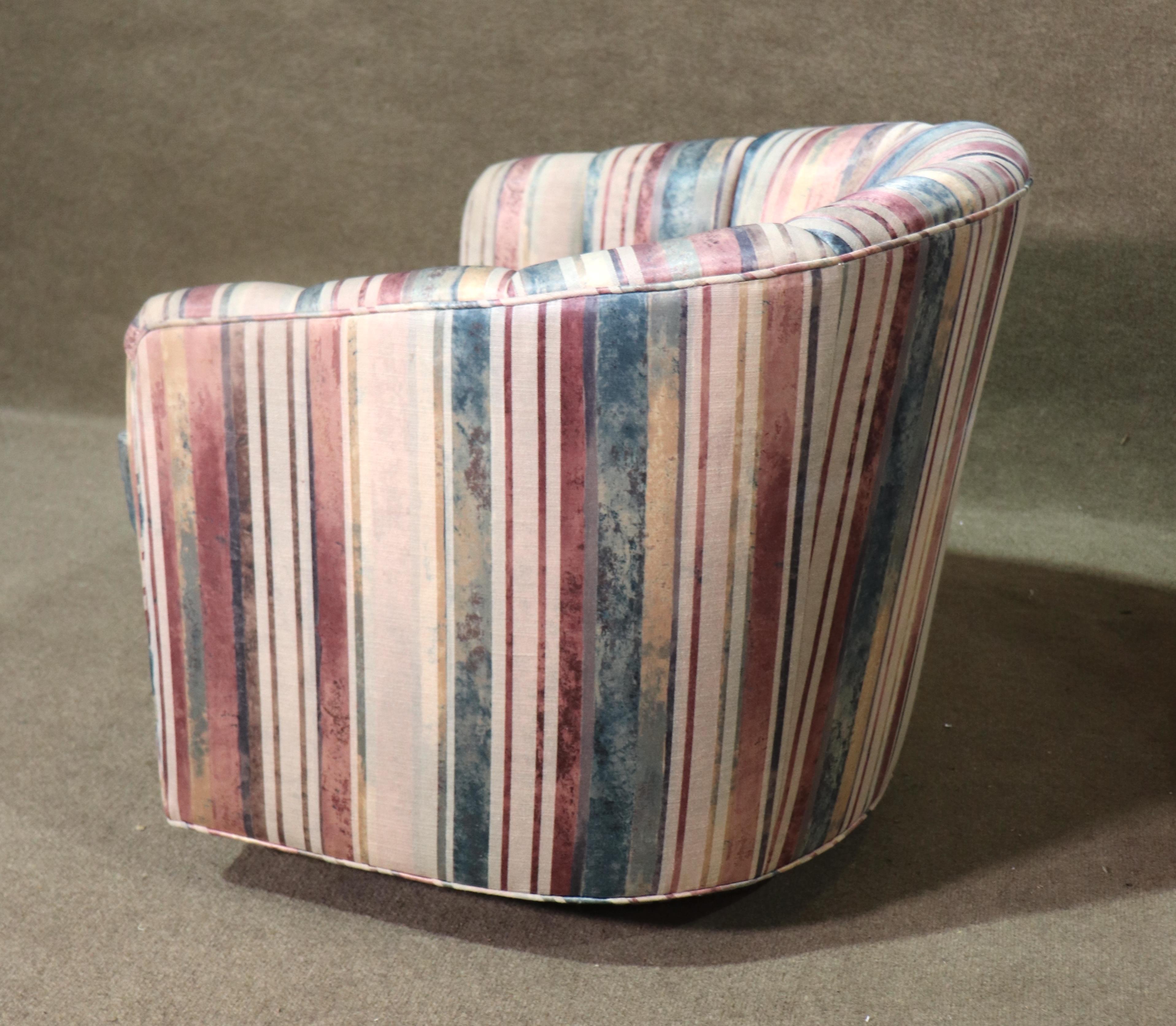 Chaises pivotantes à dossier en tonneau du milieu du siècle dernier Bon état - En vente à Brooklyn, NY