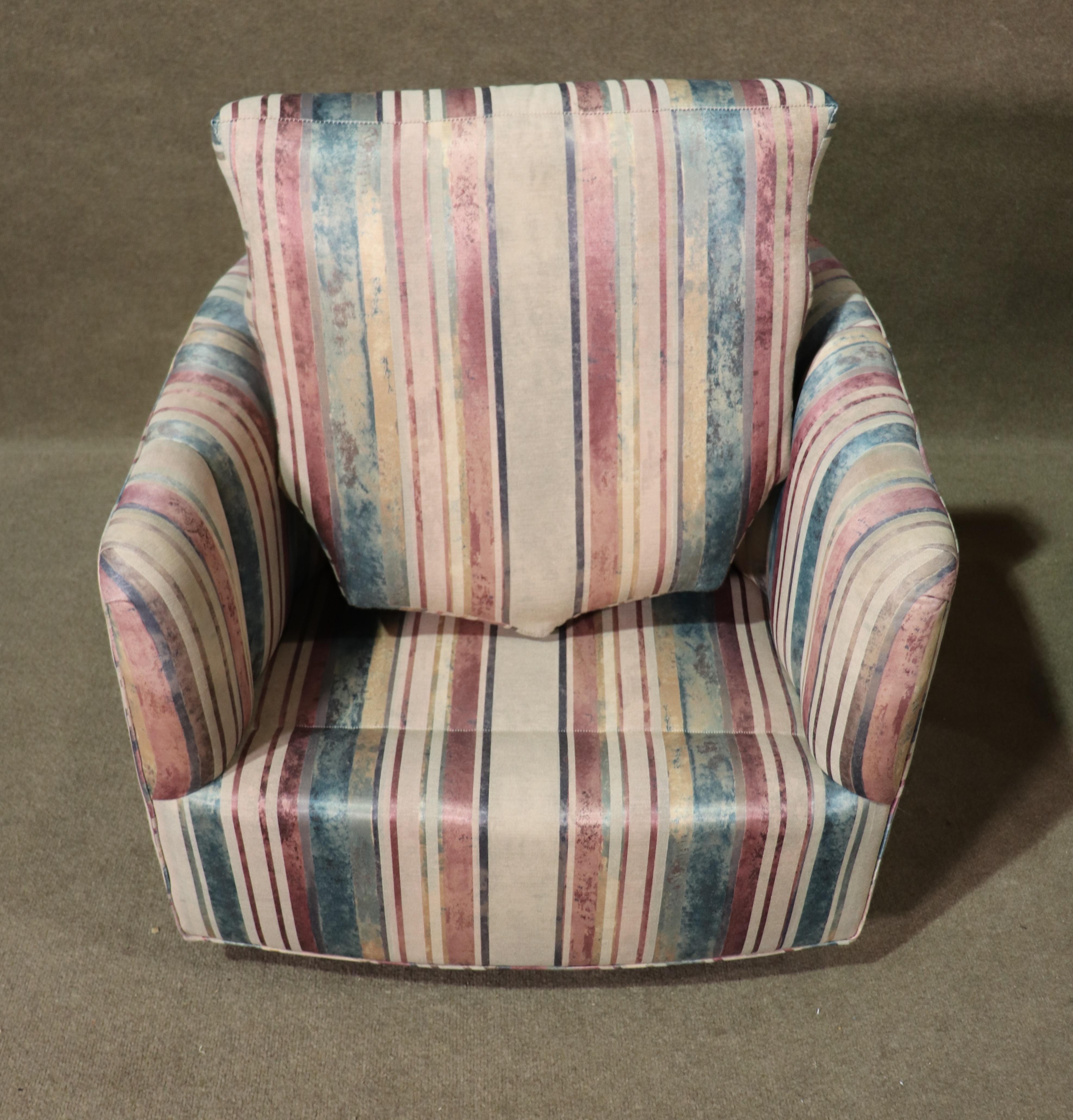 Tissu d'ameublement Chaises pivotantes à dossier en tonneau du milieu du siècle dernier en vente