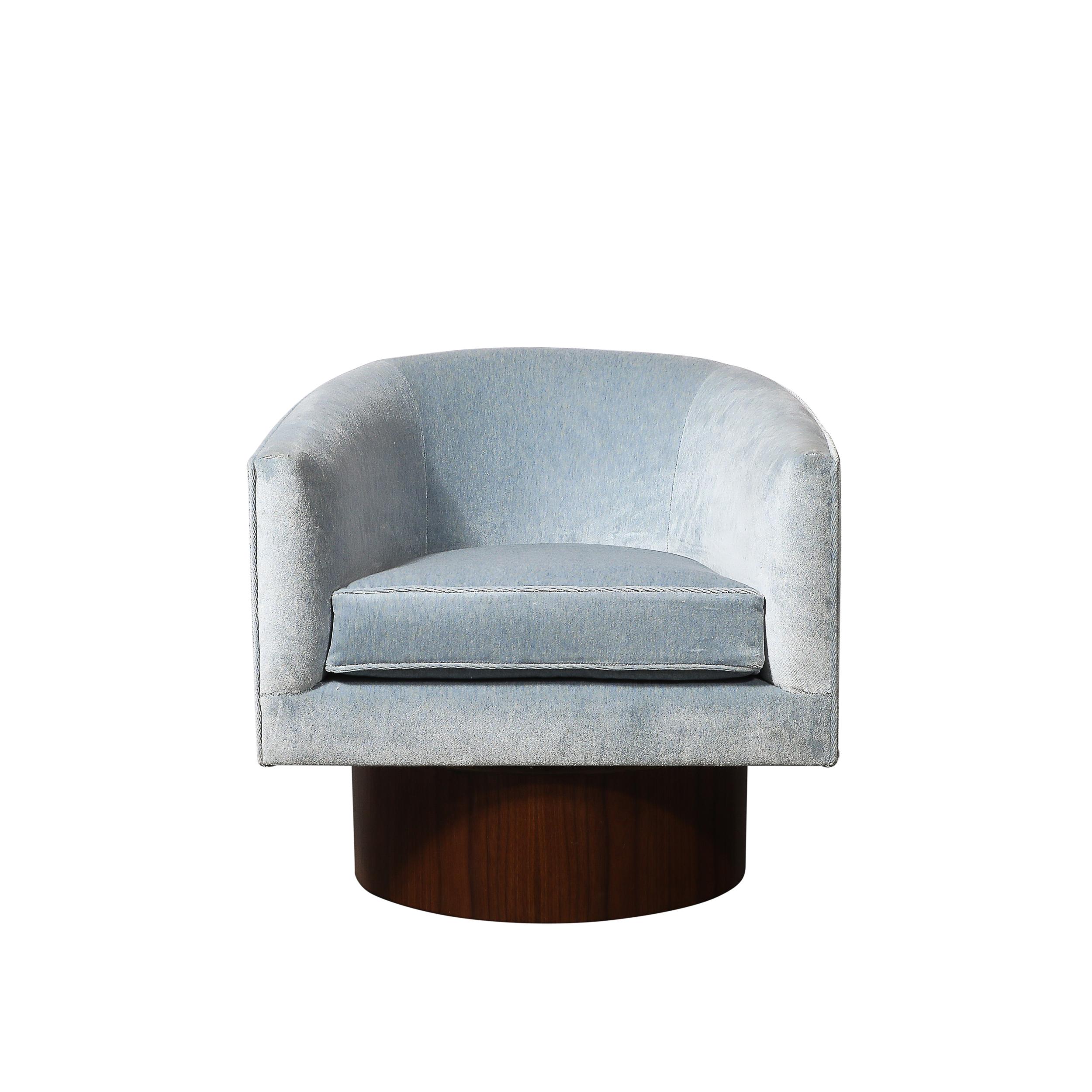 Dieses atemberaubende Paar modernistischer Barrel-Back-Drehstühle des renommierten Designers Milo Baughman, das um 1970 in den Vereinigten Staaten hergestellt wurde, vereint mühelos Komfort, Luxus und zeitloses Design. Diese Stühle sind ein