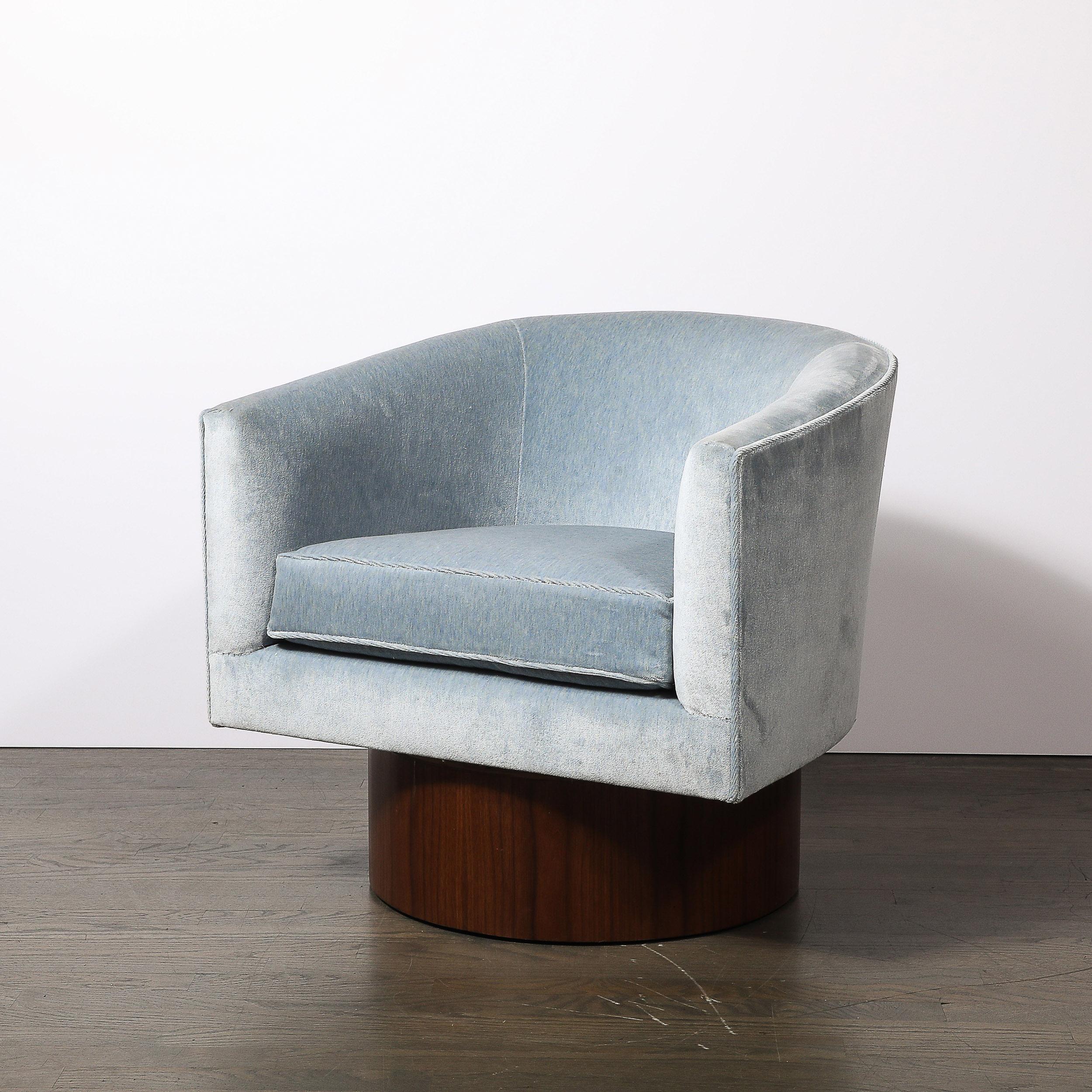 Mid-Century Barrel Back Walnut Base Swivel Club Chairs von Milo Baughman (Moderne der Mitte des Jahrhunderts) im Angebot