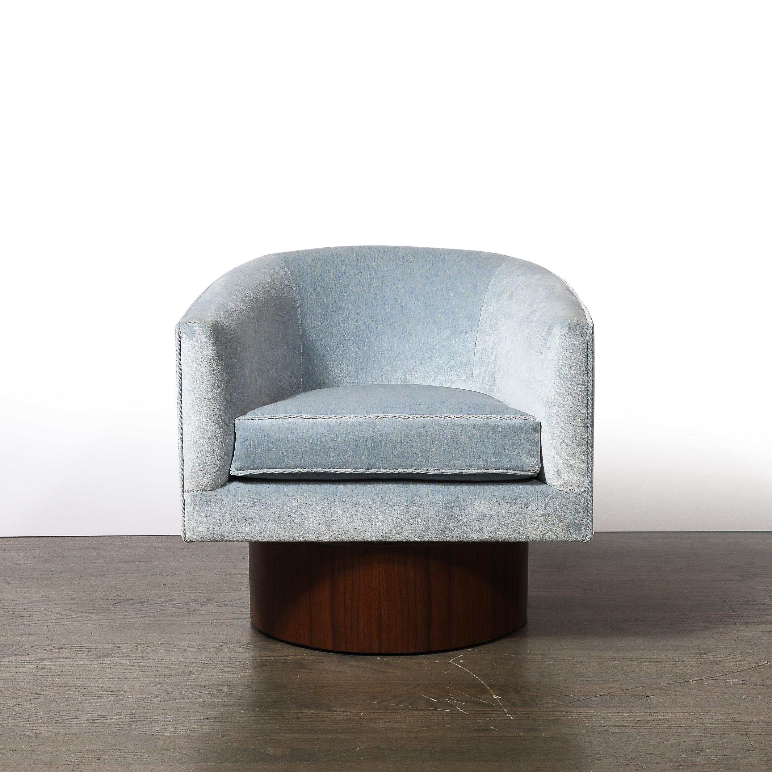 Mid-Century Barrel Back Walnut Base Swivel Club Chairs von Milo Baughman (amerikanisch) im Angebot