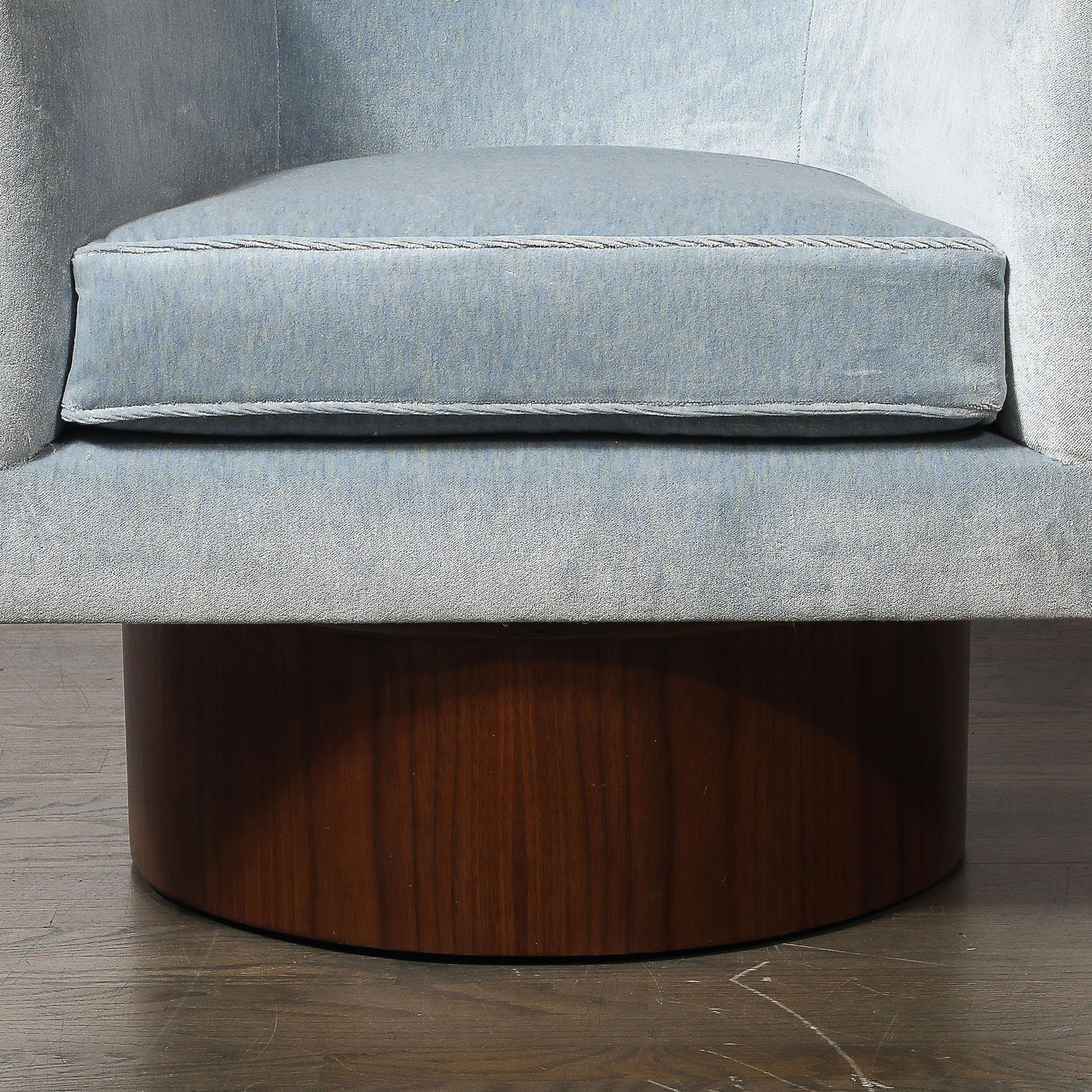 Mid-Century Barrel Back Walnut Base Swivel Club Chairs von Milo Baughman im Zustand „Hervorragend“ im Angebot in New York, NY