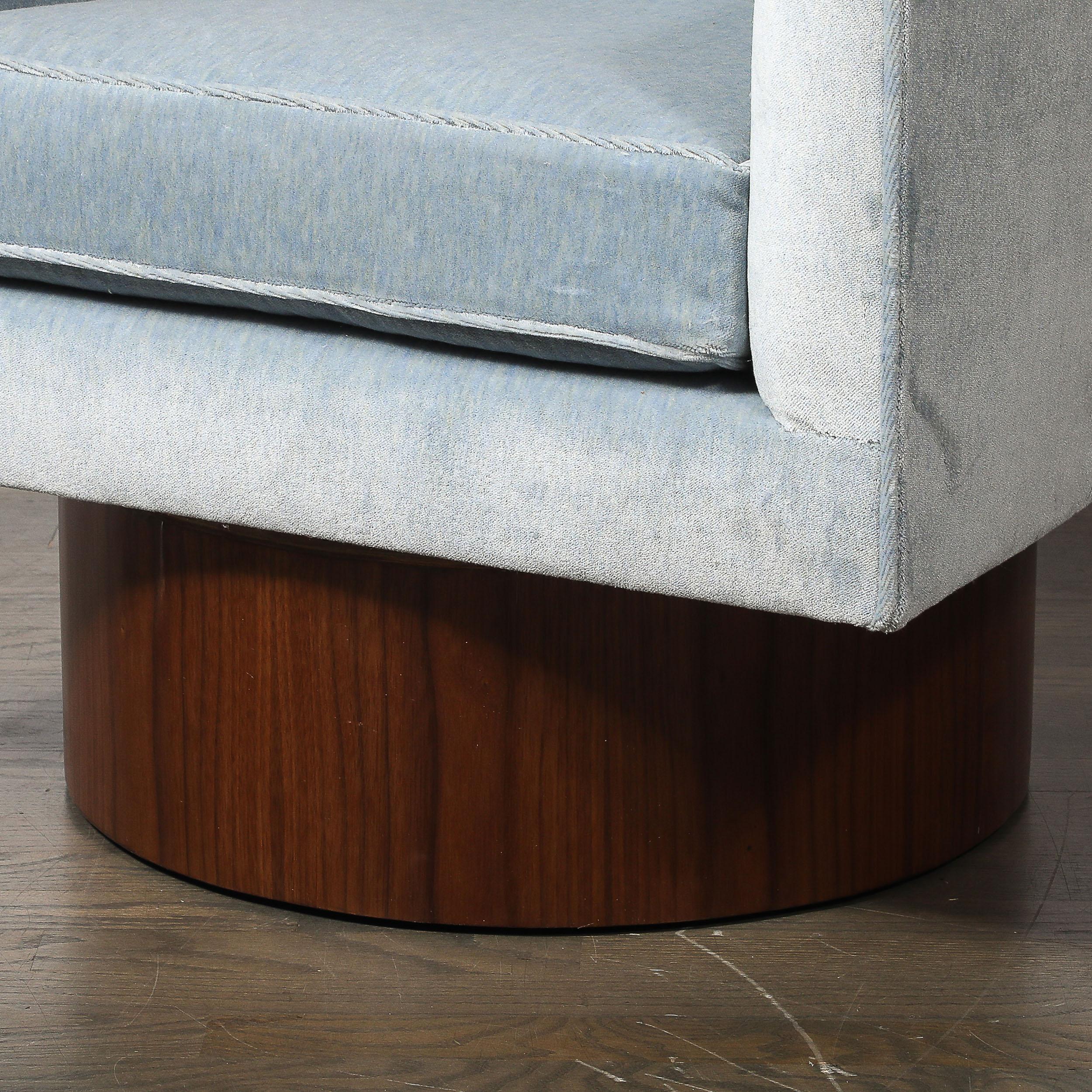 Mid-Century Barrel Back Walnut Base Swivel Club Chairs von Milo Baughman (Ende des 20. Jahrhunderts) im Angebot