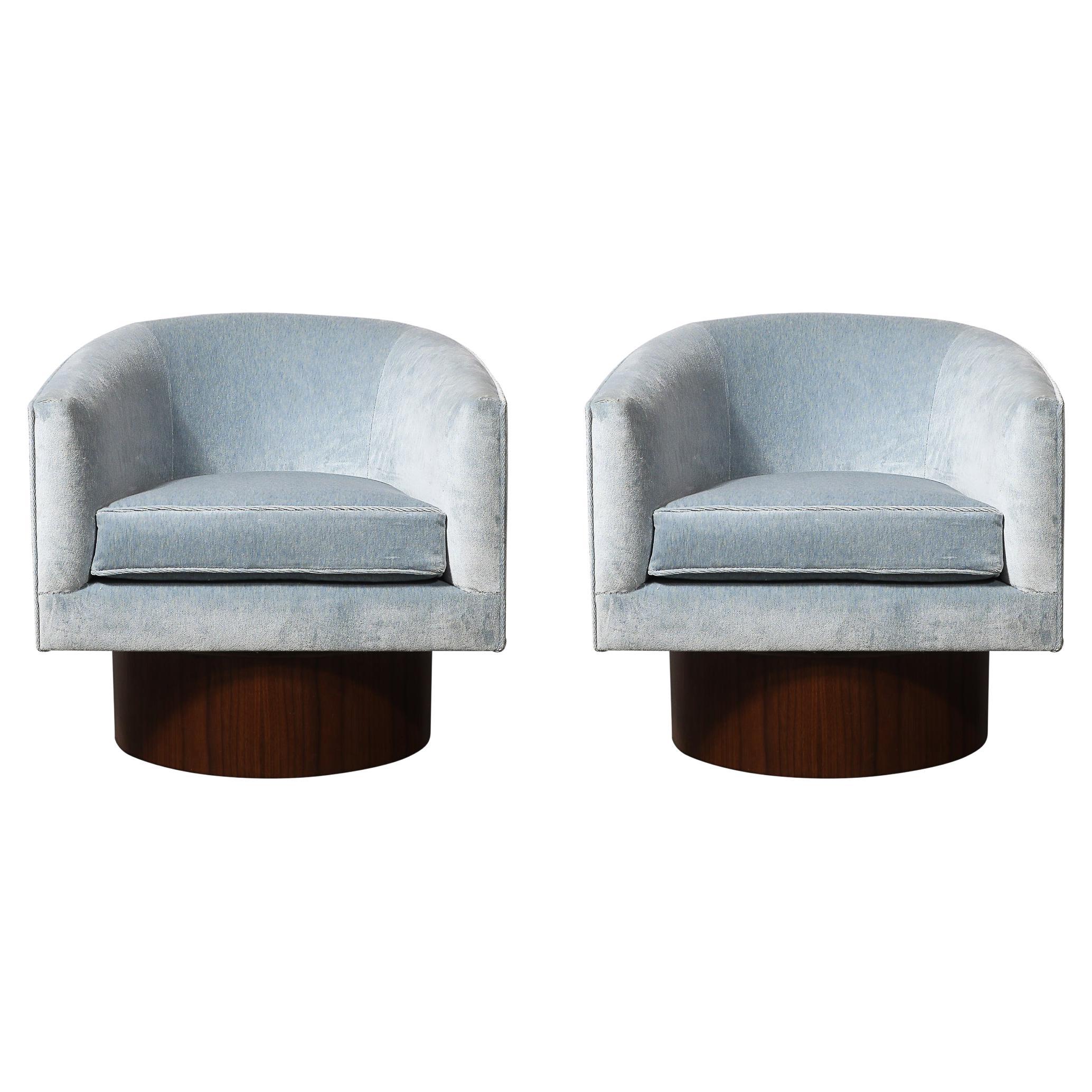 Mid-Century Barrel Back Walnut Base Swivel Club Chairs von Milo Baughman im Angebot