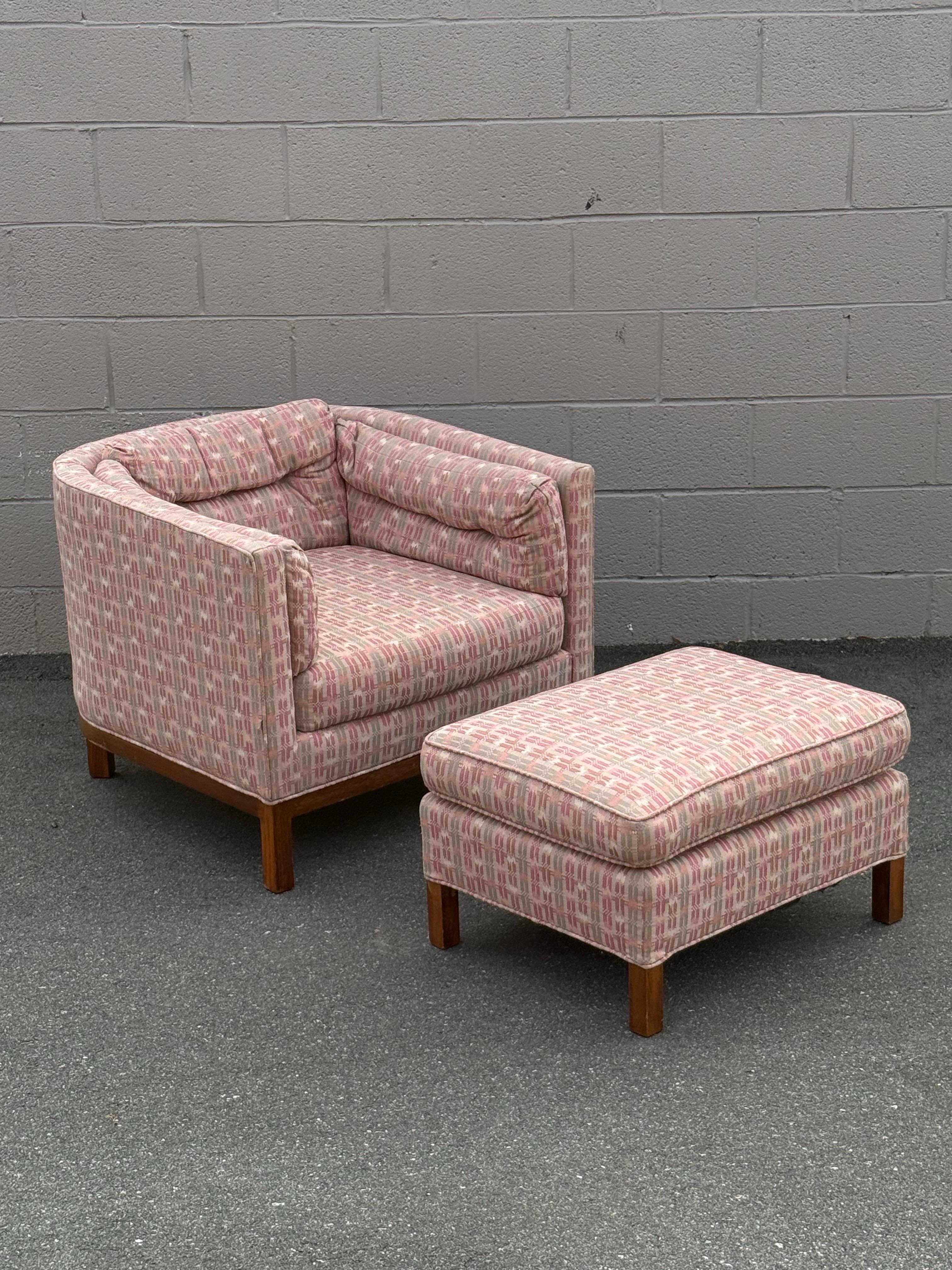 Sillón Barrel de Mitad de Siglo con Otomana by Dunbar mediados del siglo XX en venta