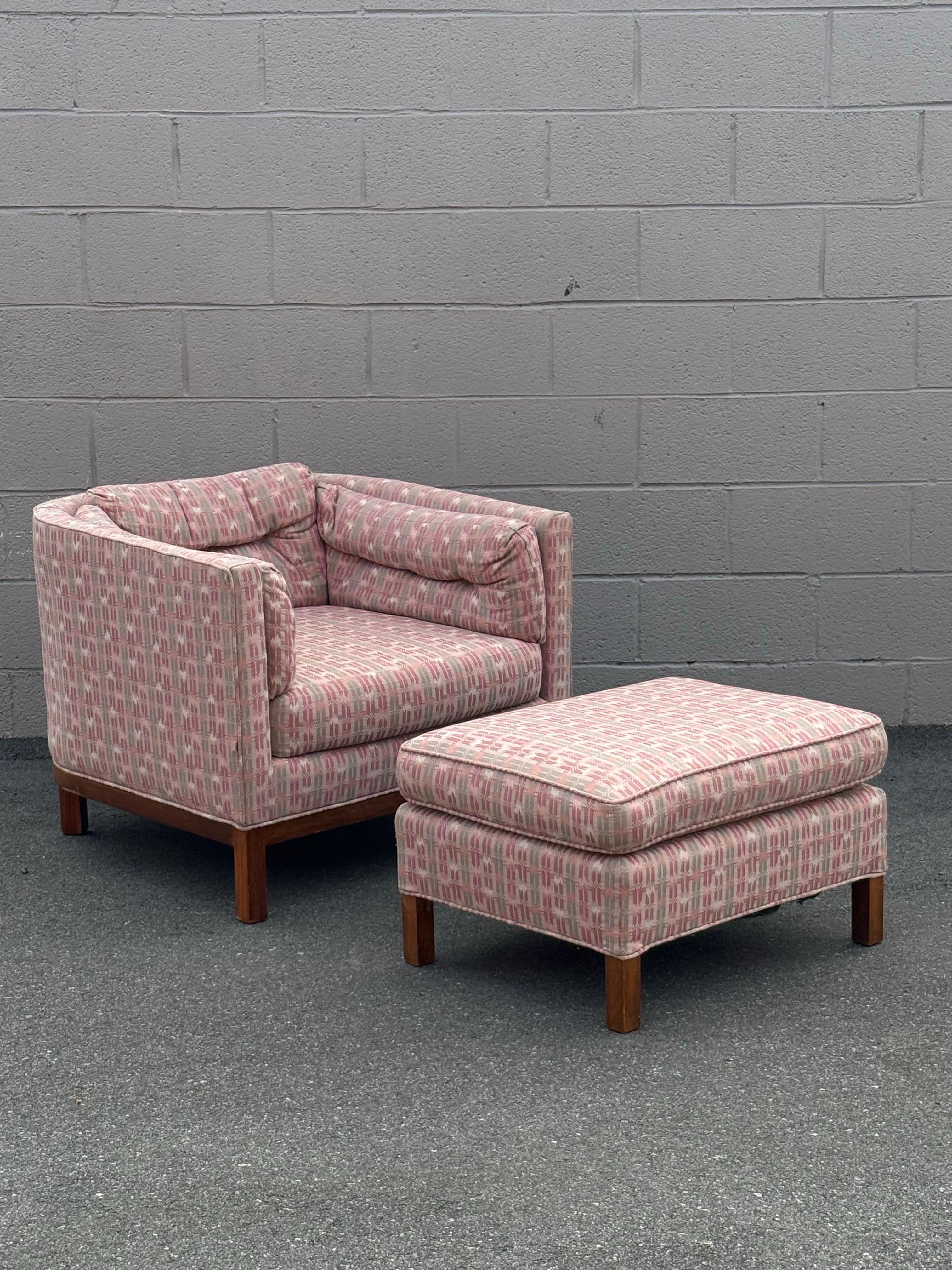 Sillón Barrel de Mitad de Siglo con Otomana by Dunbar Tela en venta