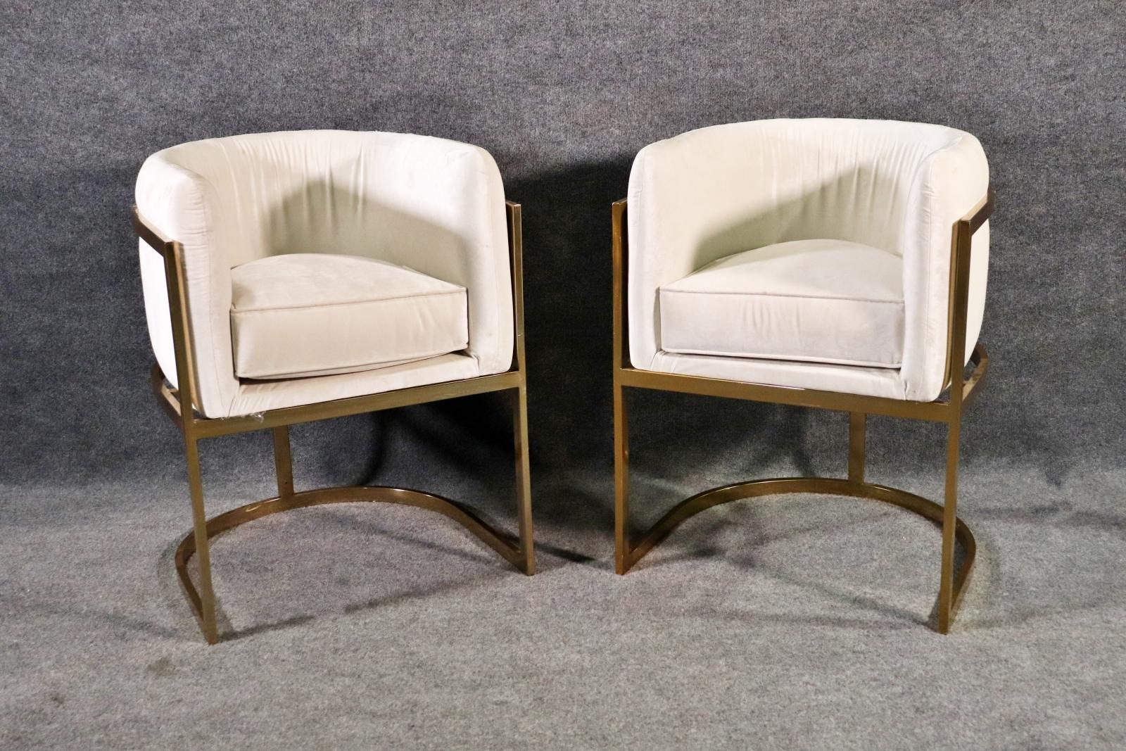 Paire de chaises barriques en bois de Holly Moderne - Paire.   Assise et dossier en forme d'ivoire.  enveloppée et suspendue à une base en porte-à-faux en fer massif fini laiton antique.

 Dimensions : 31