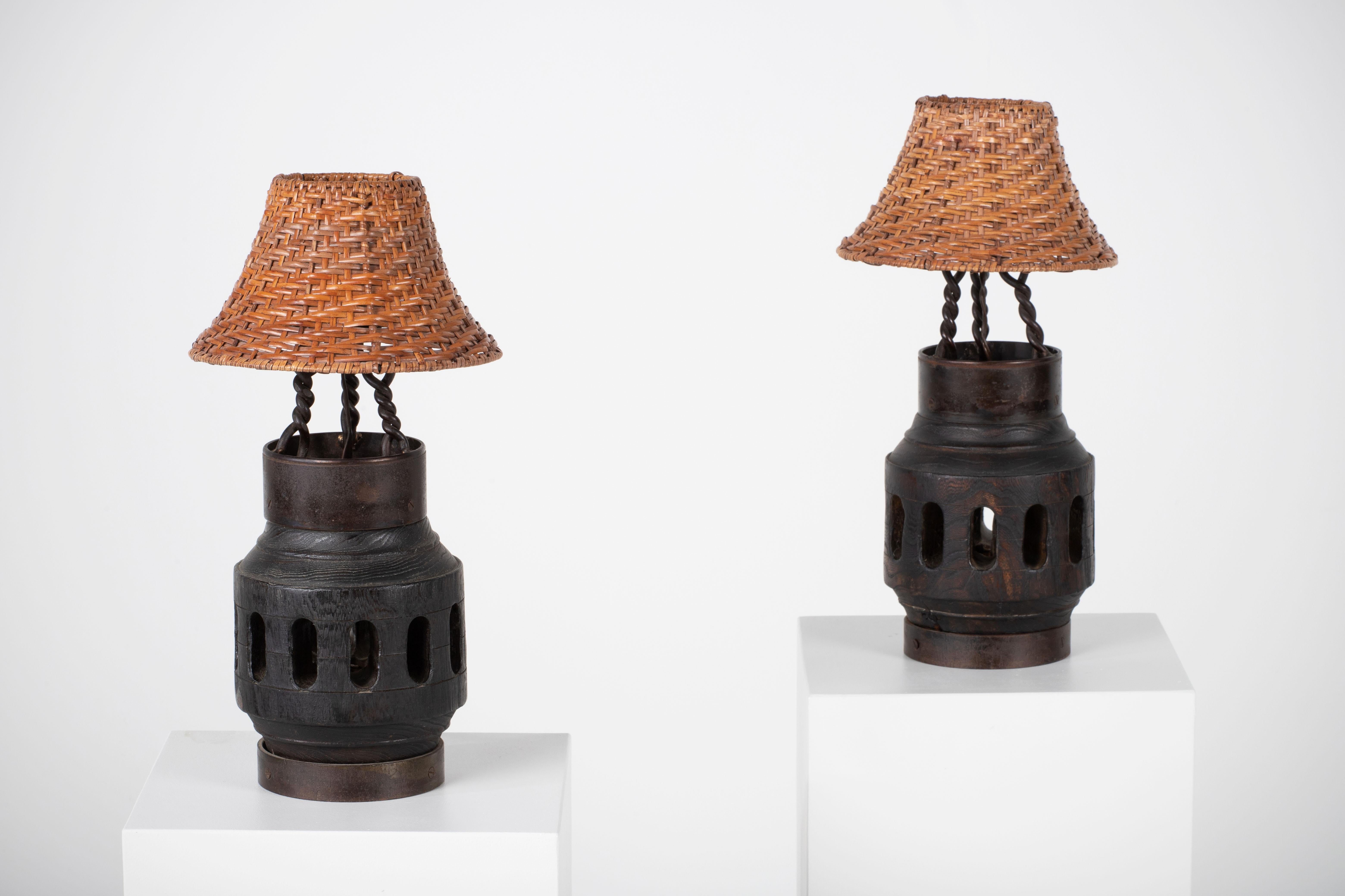 Ein Paar Rattan-Tischlampen, Frankreich, 1940. 

Elegantes Paar Seillampen, Seillampenschirm. Es ist in gutem Allgemeinzustand. 

Verkauft ohne Lampenschirm.
 