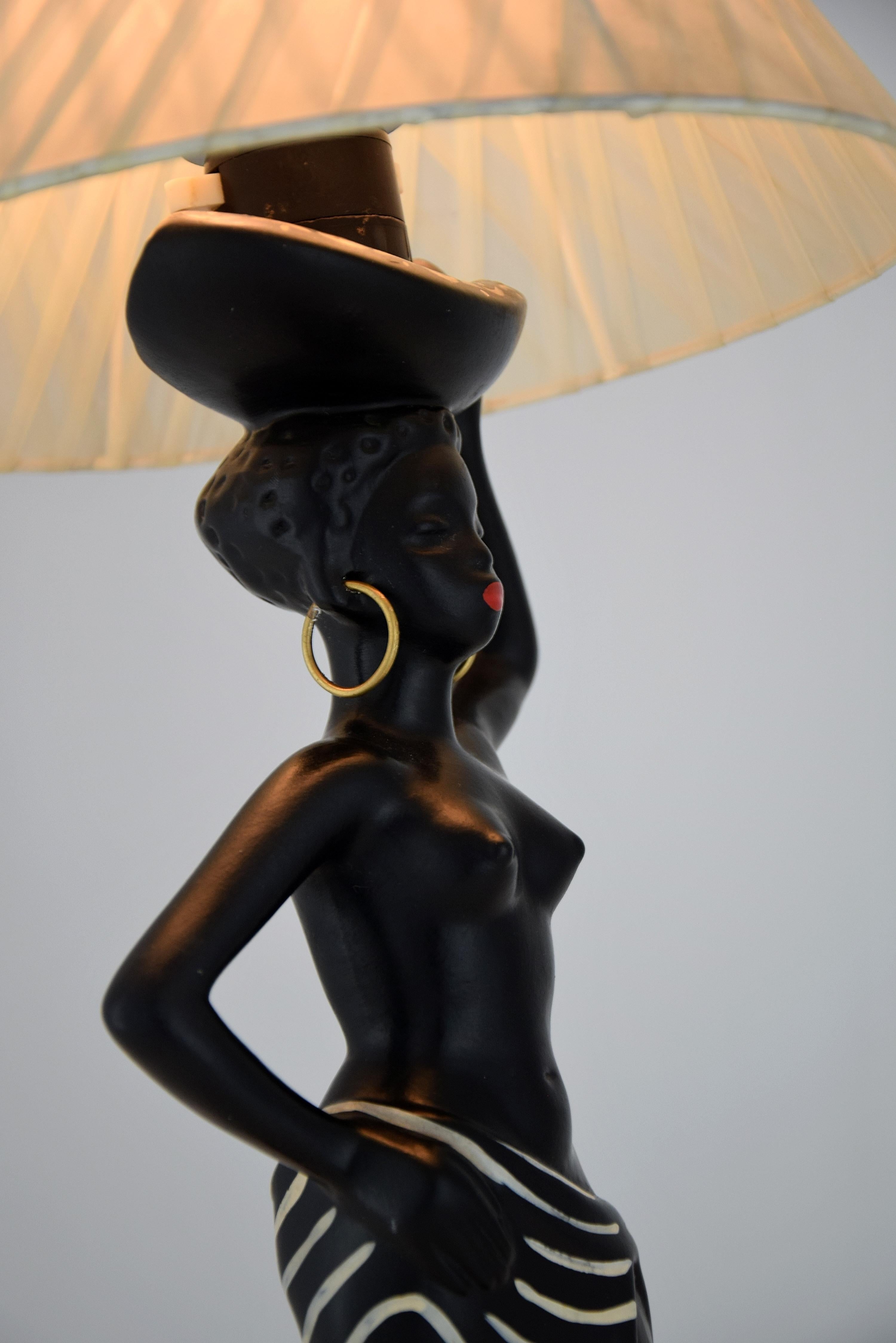 Lámpara de sobremesa Barsony de mediados de siglo Hermosa figura femenina africana en venta 6