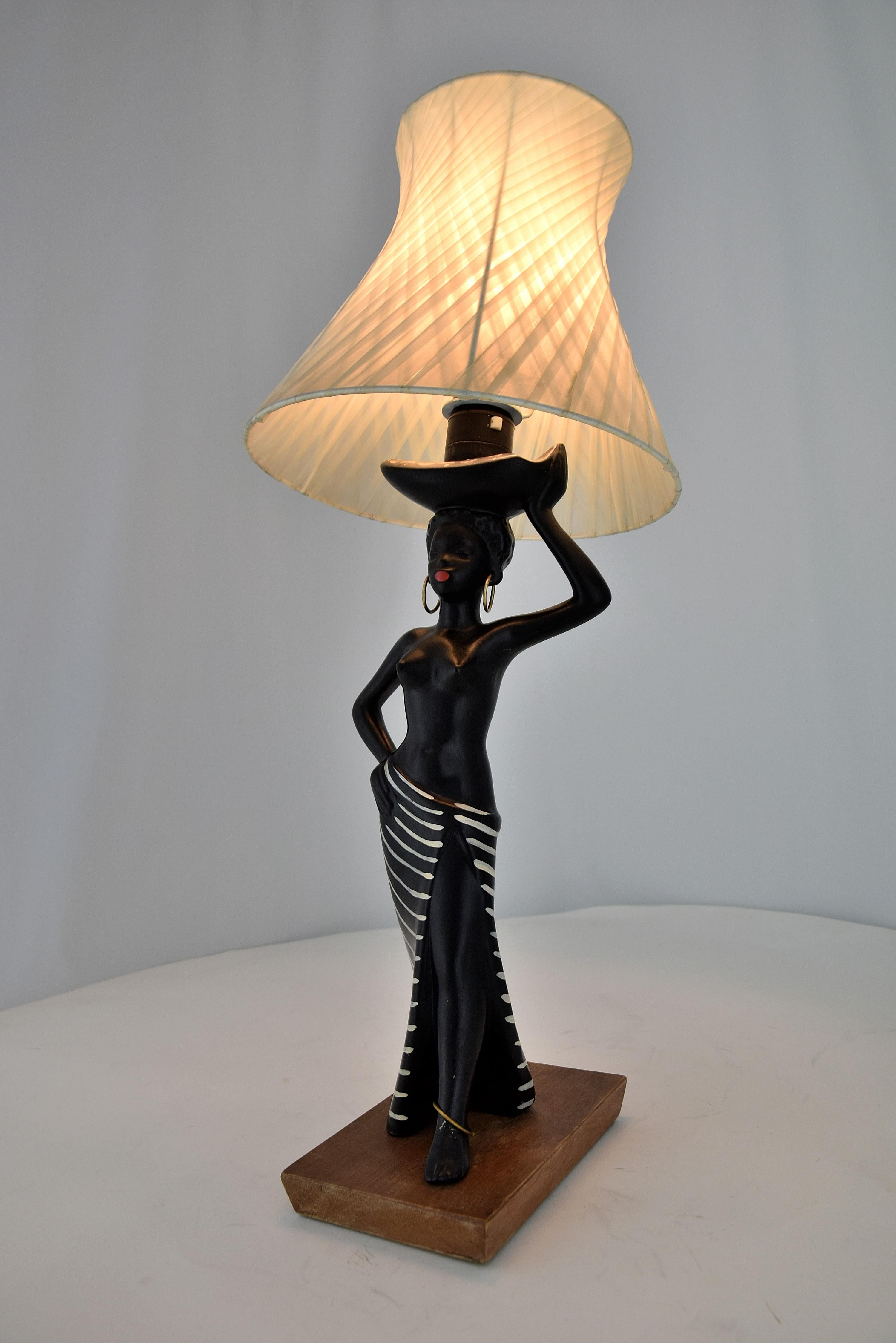 Lámpara de sobremesa Barsony de mediados de siglo Hermosa figura femenina africana en venta 9