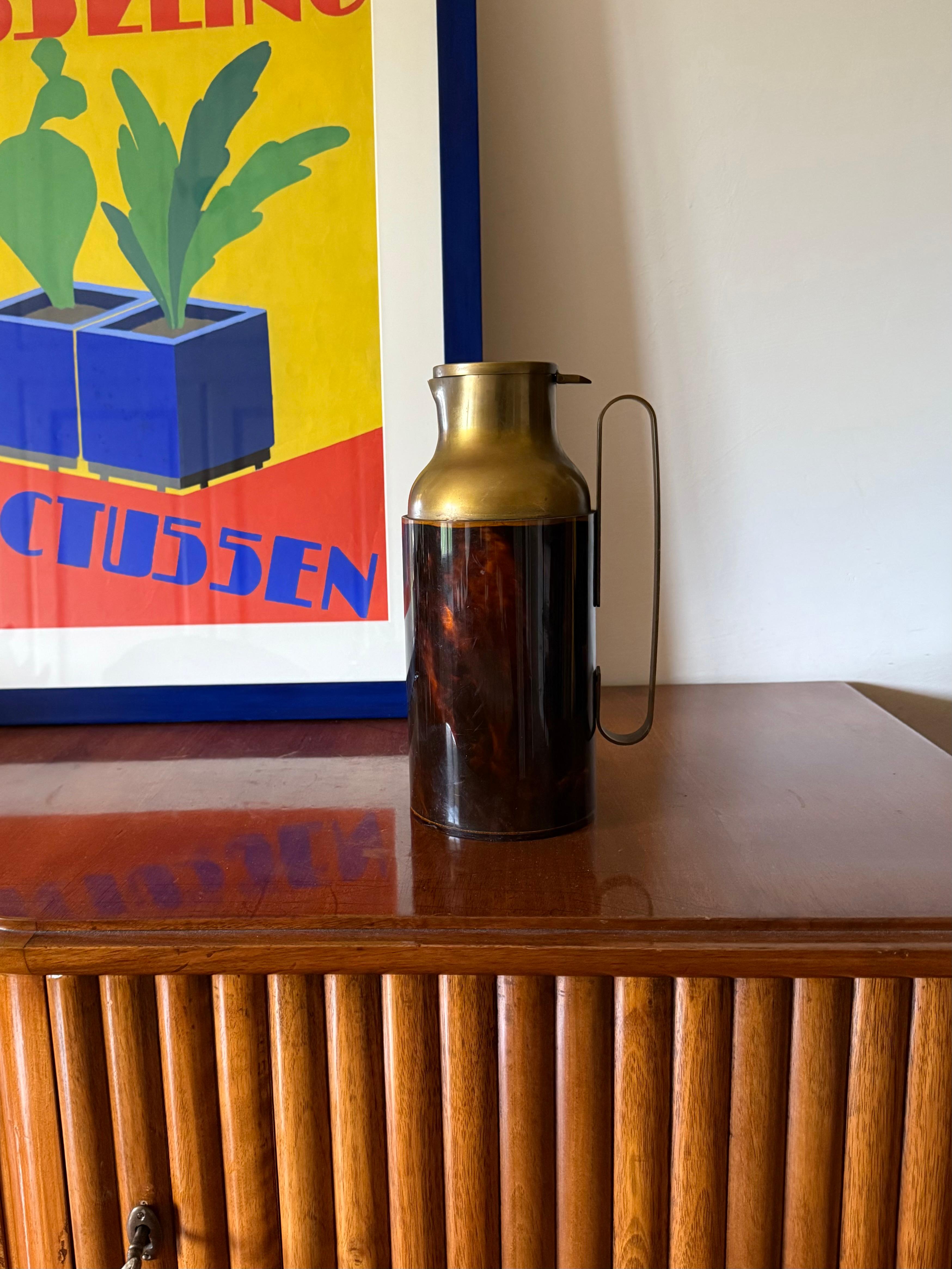 Mid-century barware thermos / caraffe / jug

Italy 1950s

brass, faux tortoiseshell bakelite

h 28 cm - 15 × 12,5 cm

Conditions: excellent conditions consistent with age and use.