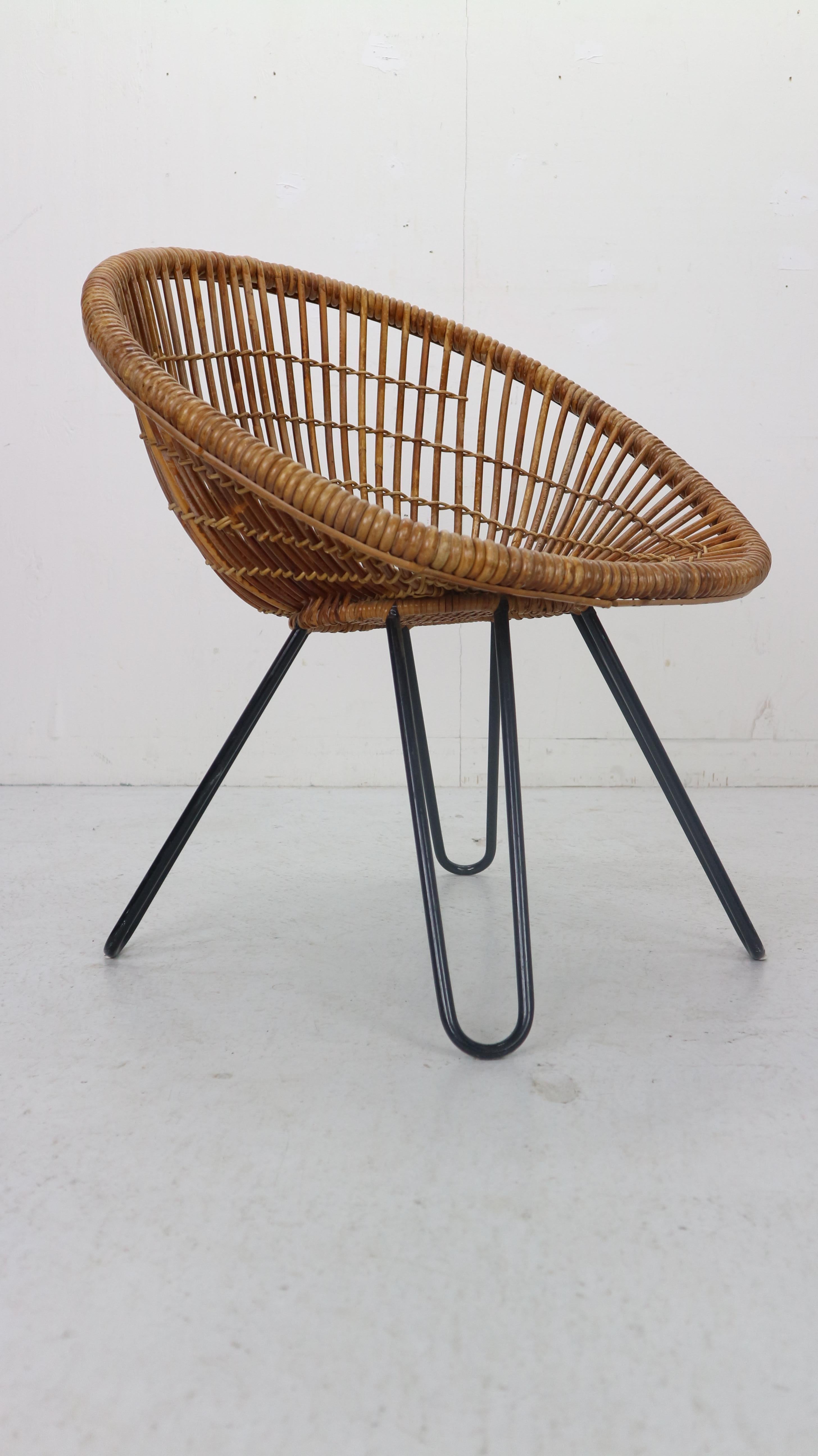 Midcentury Basket Woven Lounge Chair with Hairpin Metal Legs, 1950s In Good Condition In The Hague, NL