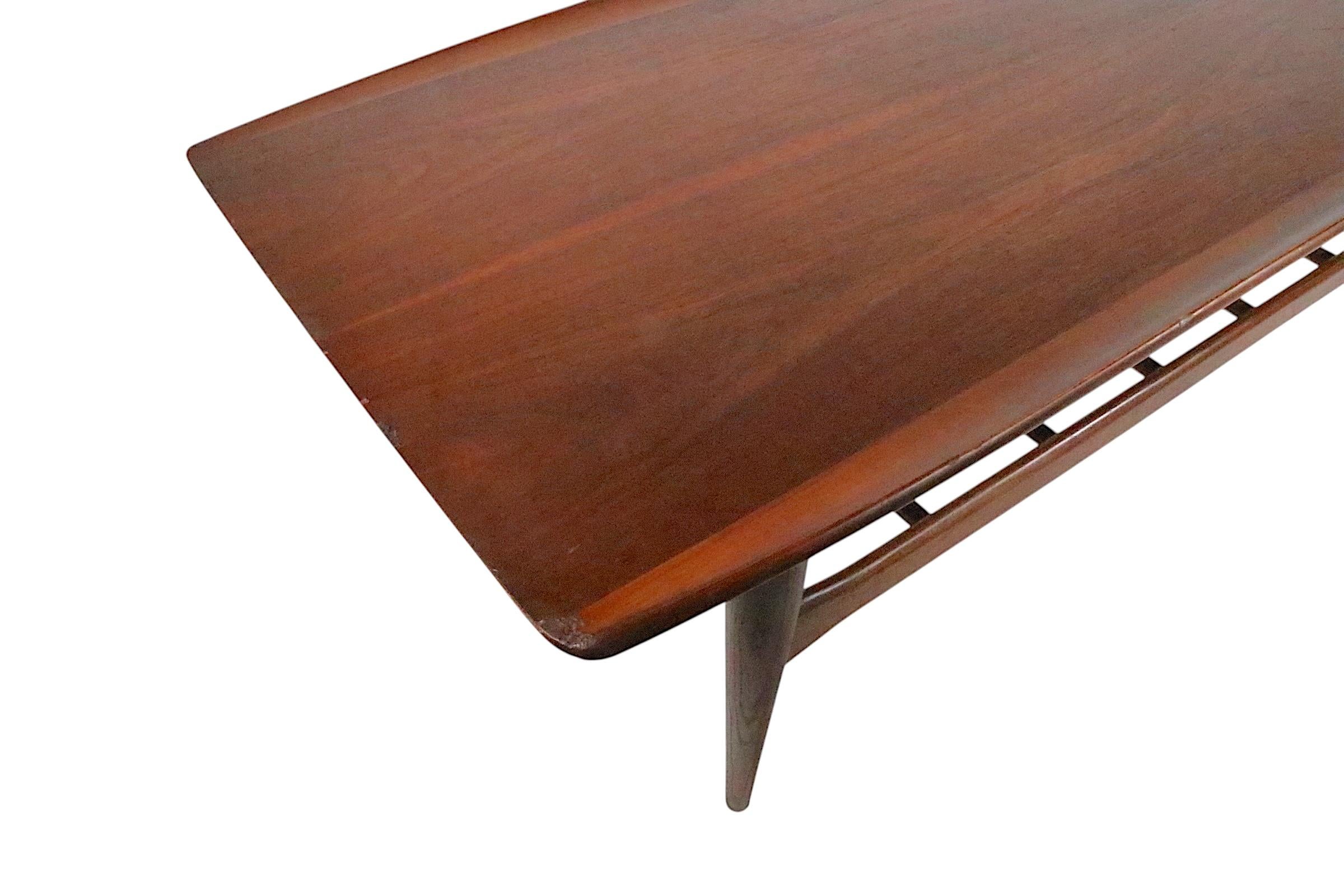 Mid Century Bassett Artisan Surfboard Coffee Table  c. 1960's en vente 5