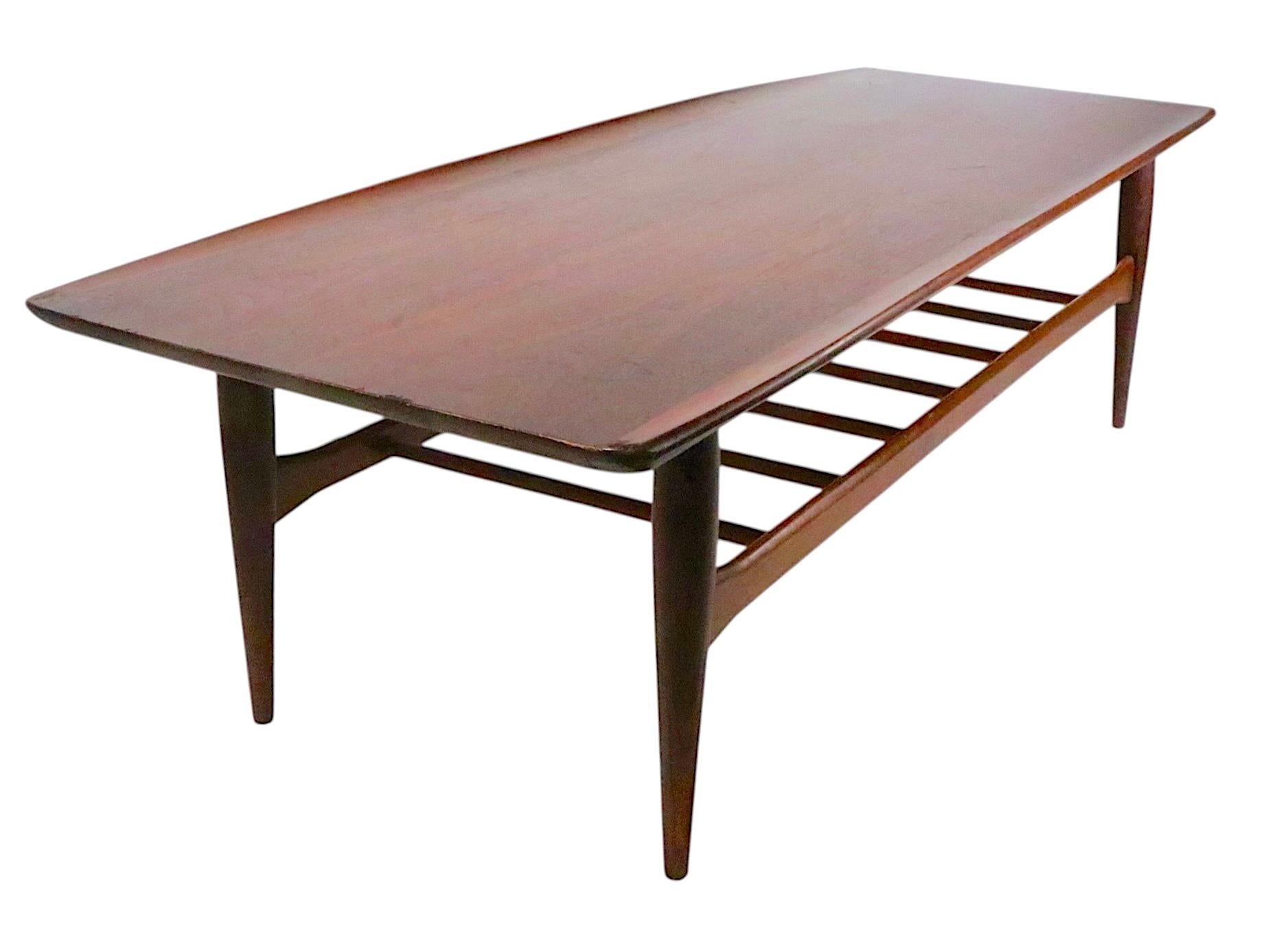 Mid-Century Modern Mid Century Bassett Artisan Surfboard Coffee Table  c. 1960's en vente