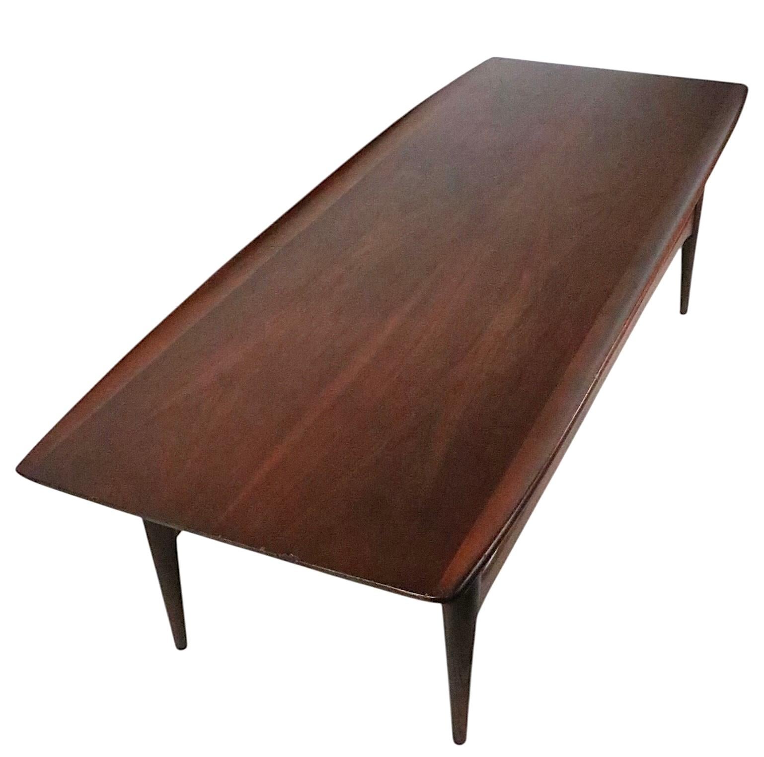 Mid Century Bassett Artisan Surfboard Coffee Table  c. 1960's Bon état - En vente à New York, NY
