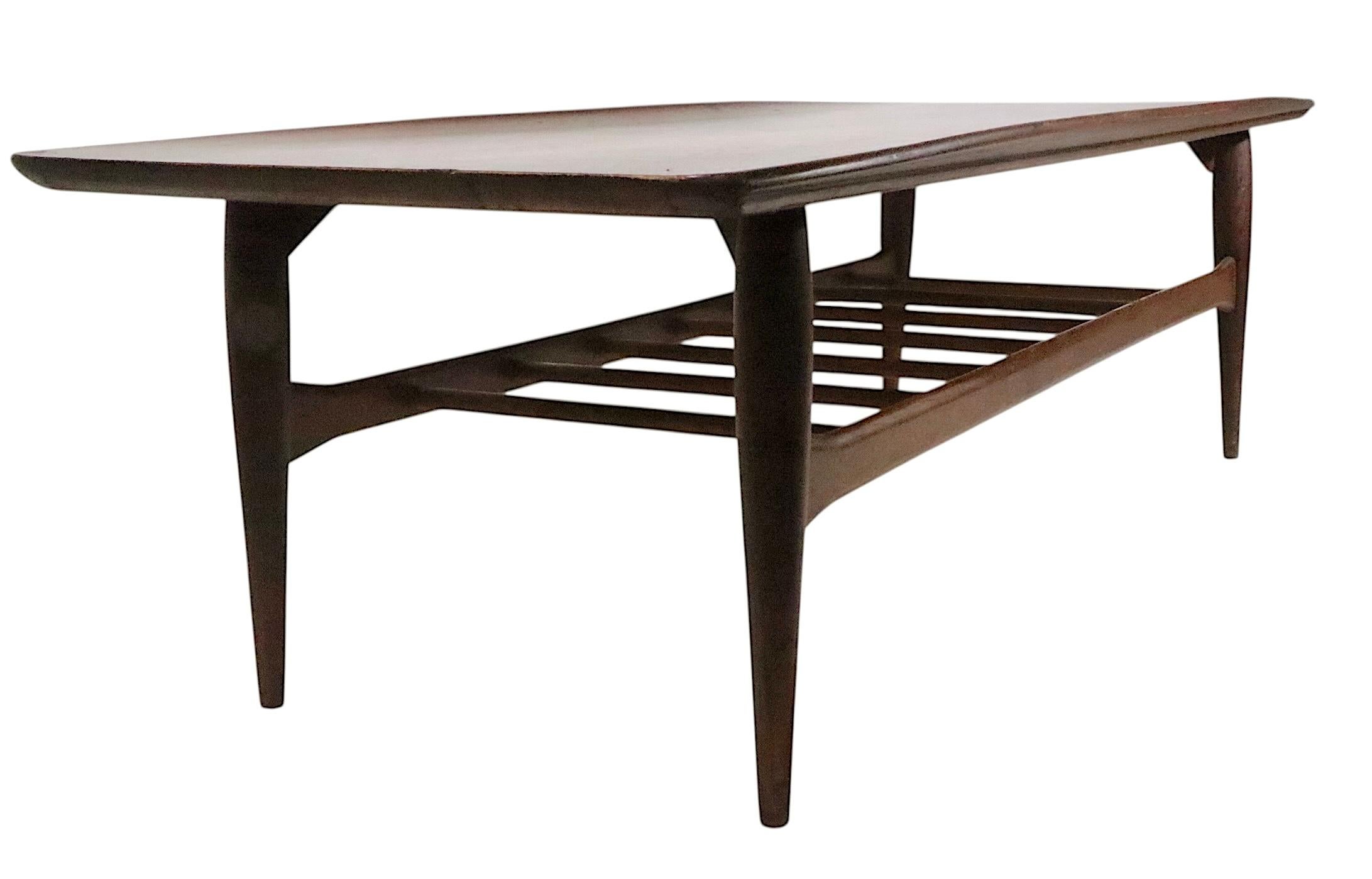 Noyer Mid Century Bassett Artisan Surfboard Coffee Table  c. 1960's en vente