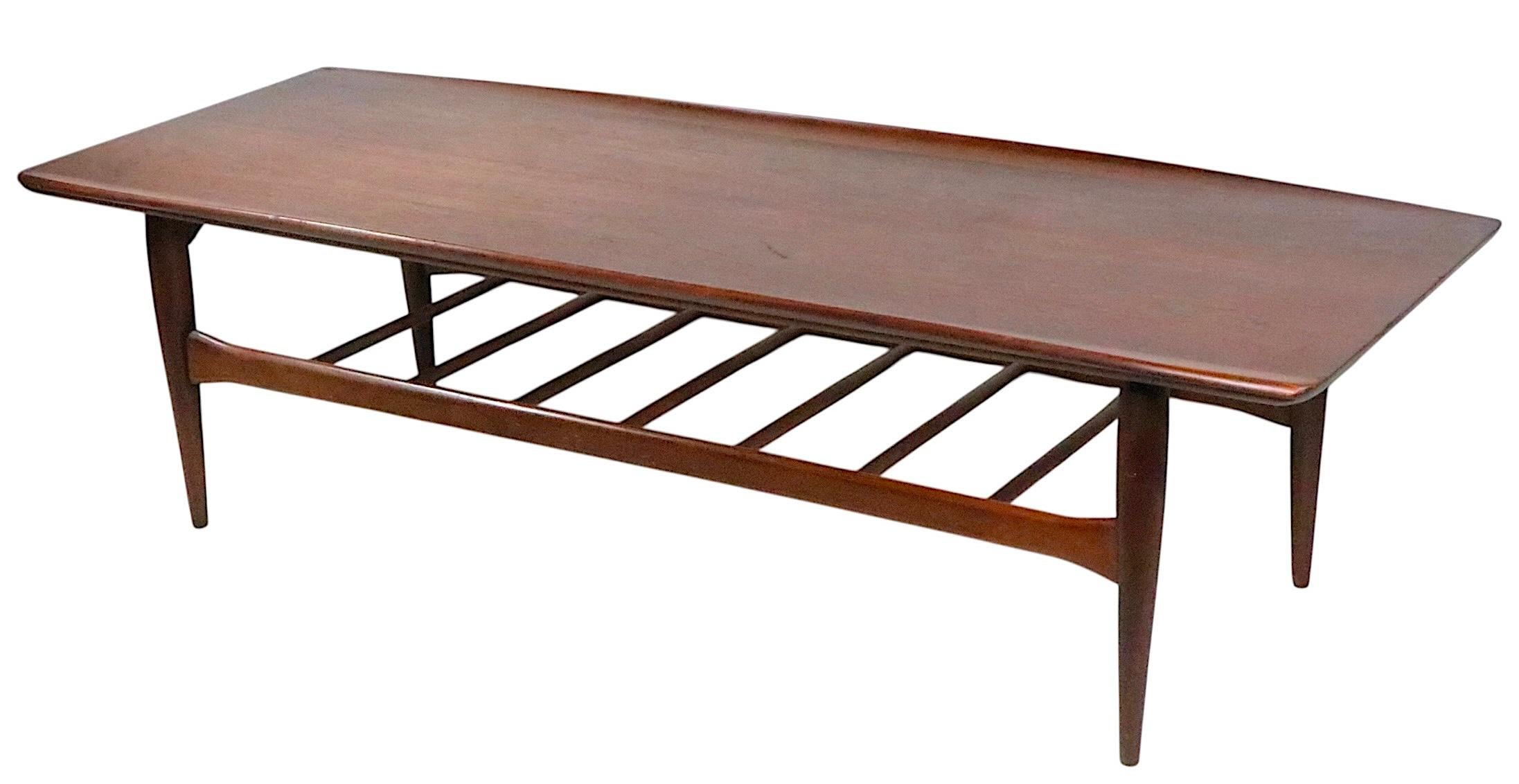 Mid Century Bassett Artisan Surfboard Coffee Table  c. 1960's en vente 2