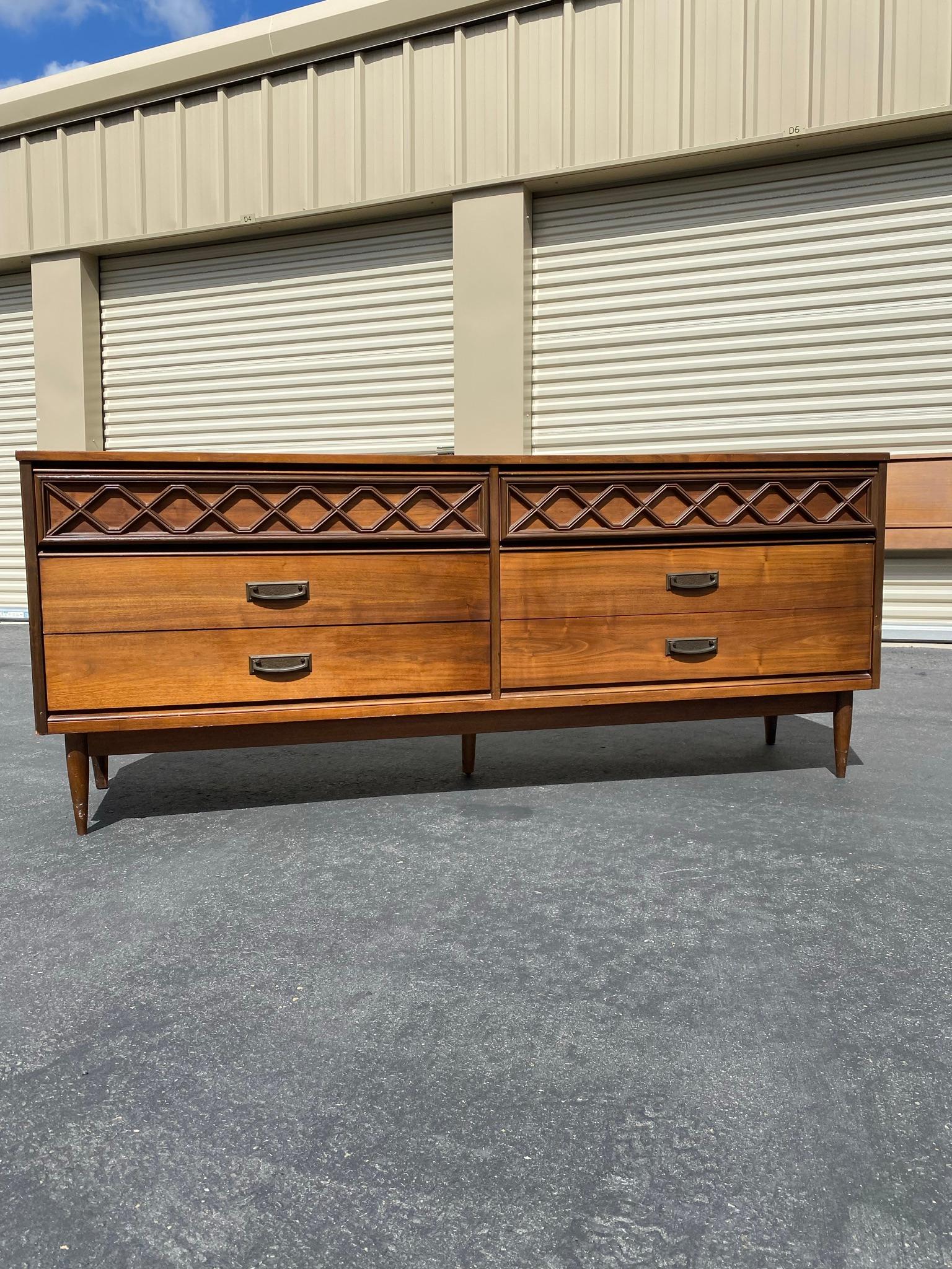 Gorgeous mid century dresser. In good vintage condition. Minor knicks throughout. All drawers slide smoothly.