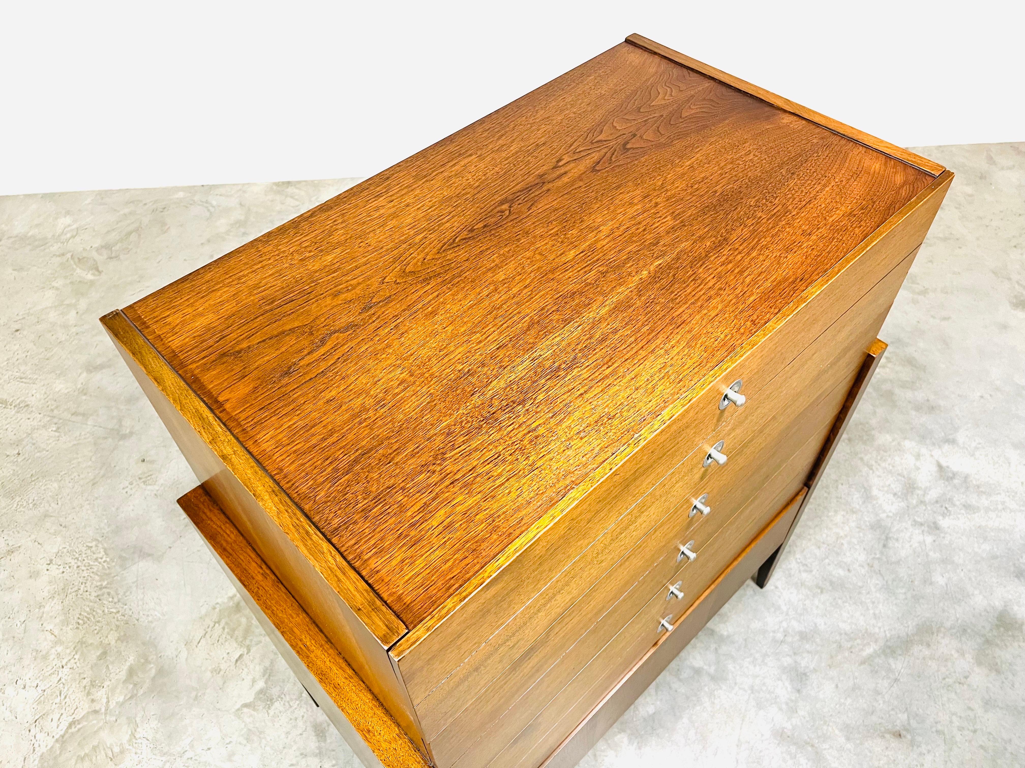 Mid Century Bassett ‘Trimline’ Highboy Dresser-Chest of Drawers in Walnut In Excellent Condition In Southampton, NJ