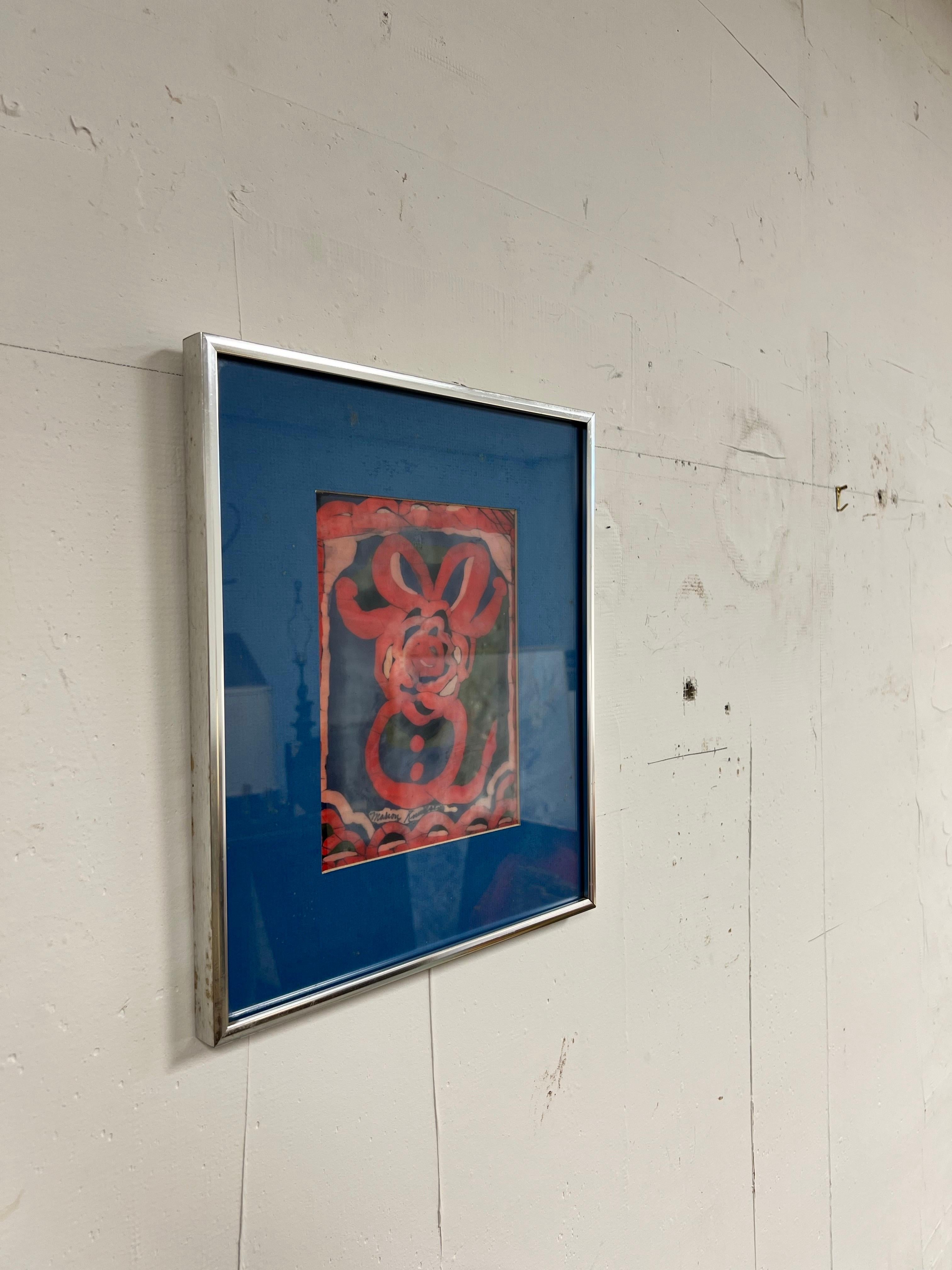 Colori brillanti in questo dipinto Batik dell'artista del NJ Marion Knudsen. Intitolato Red Bow. Firmato dall'artista e incorniciato in una cornice di metallo spazzolato. Questo è uno dei 27 esemplari di una collezione che elencherò.