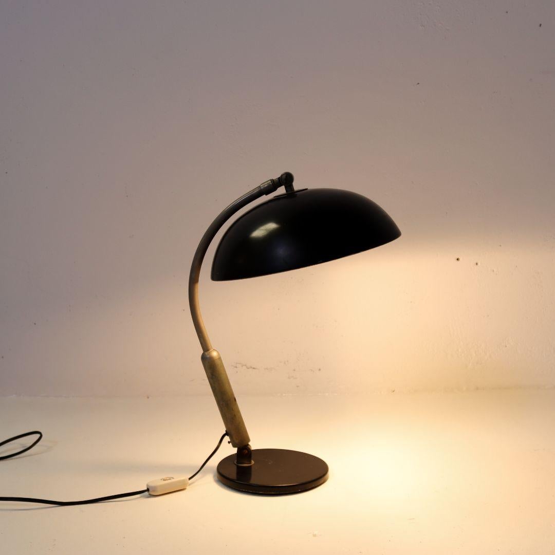 Niederländische Bauhaus Hala P-144, Mid-Century-Tischlampe im Zustand „Gut“ im Angebot in BAARLO, LI