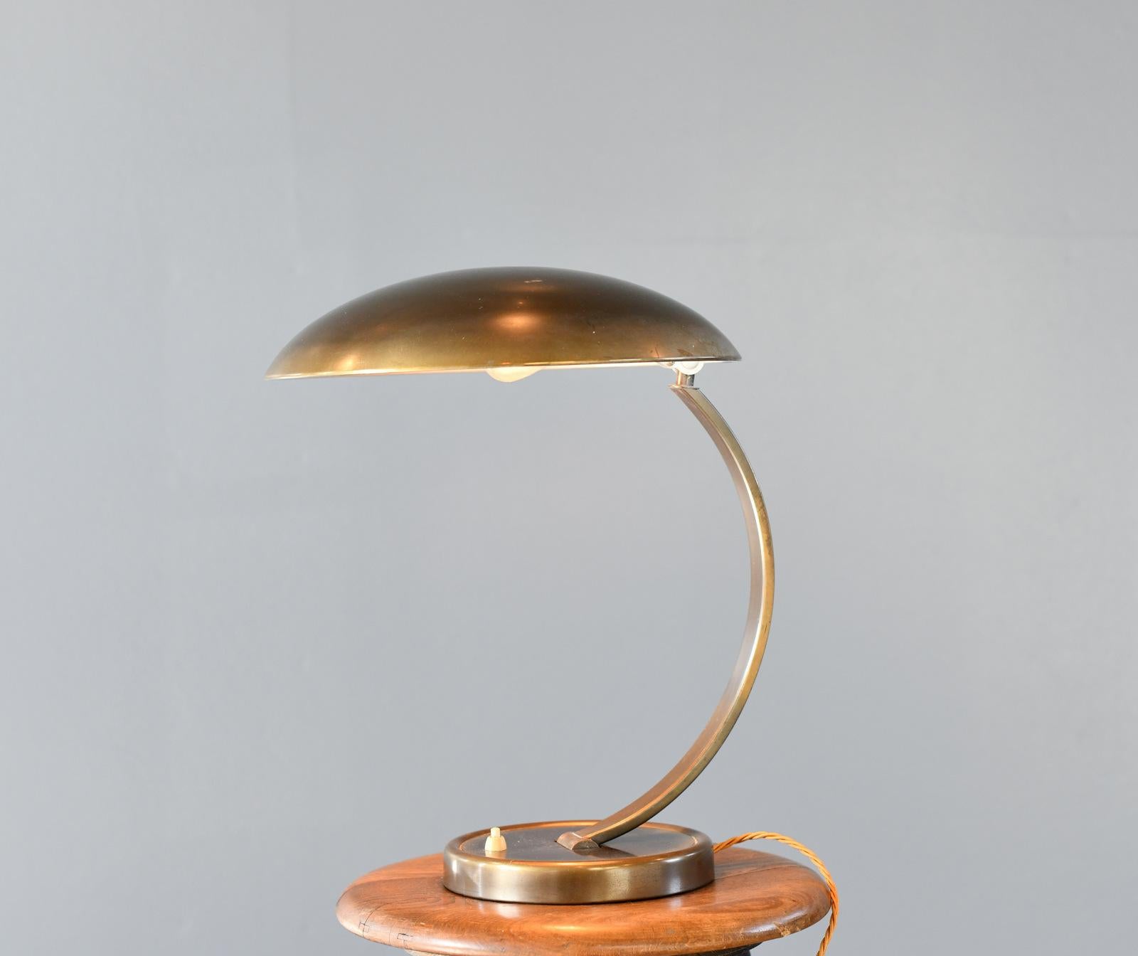 Lámpara Bauhaus de mediados de siglo de Kaiser Idell Modelo 6751 Circa 1950s

- Brazo y pantalla de latón
- Interruptor de encendido/apagado en la base
- Brazo y pantalla regulables
- Admite bombillas con casquillo E27
- Alemán ~ Años 50
- 40 cm de
