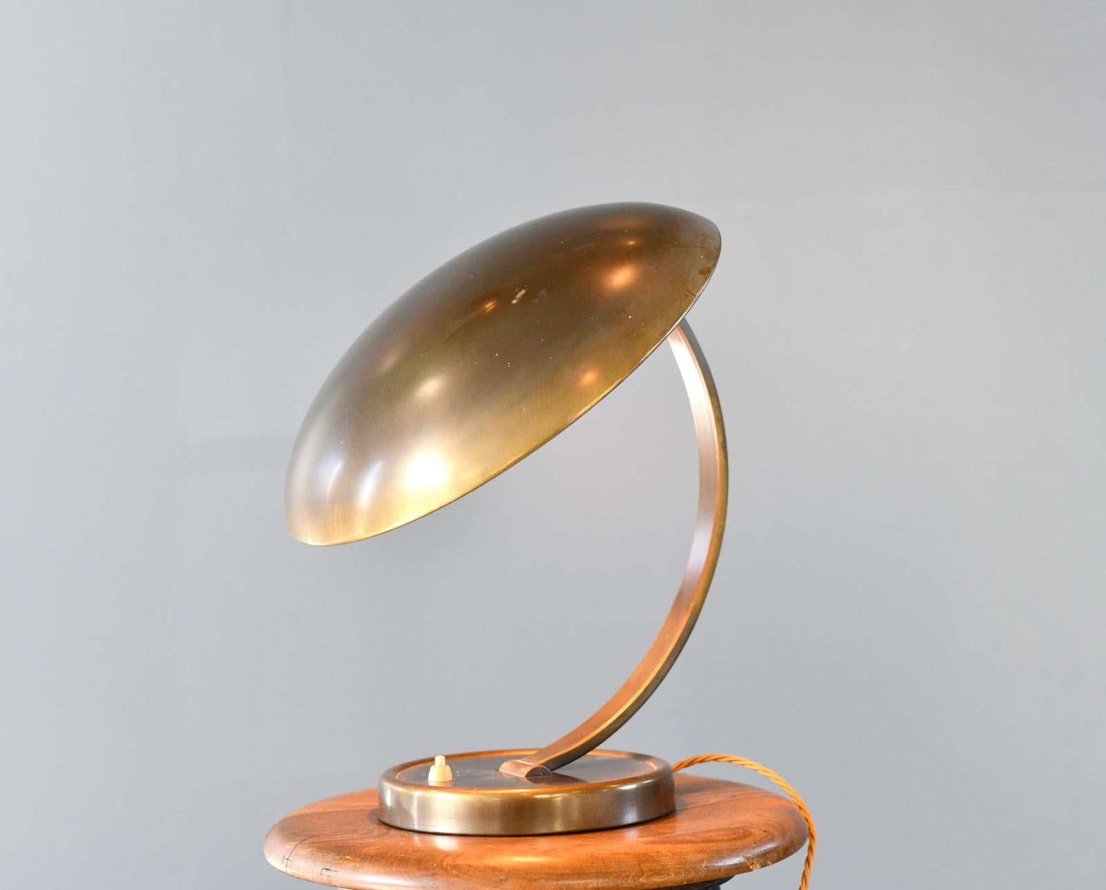 Lámpara Bauhaus de mediados de siglo de Kaiser Idell Modelo 6751 Circa 1950s Alemán en venta