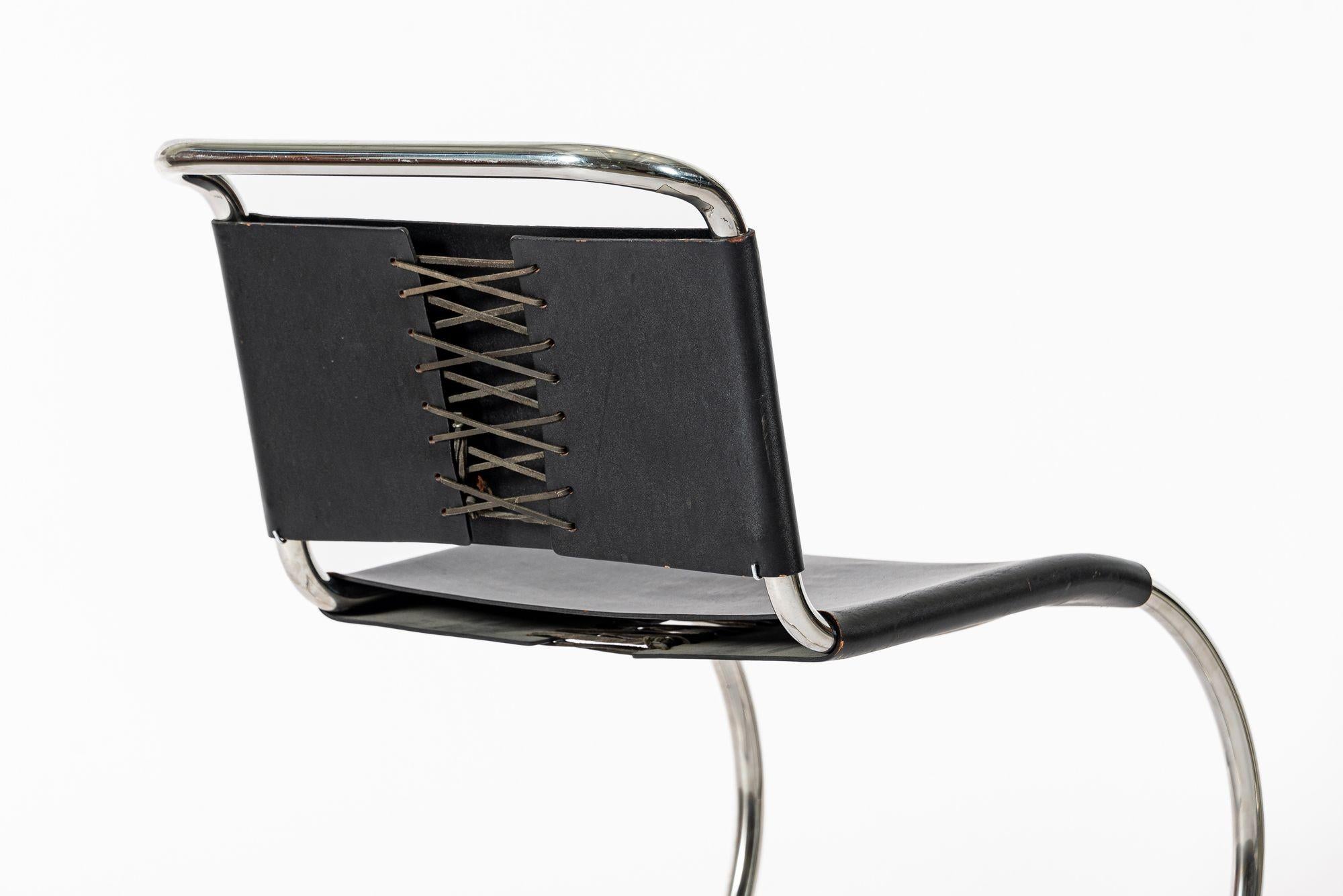 Chaises d'appoint MR 10 noires Bauhaus du milieu du siècle par Mies van der Rohe pour Knoll en vente 5