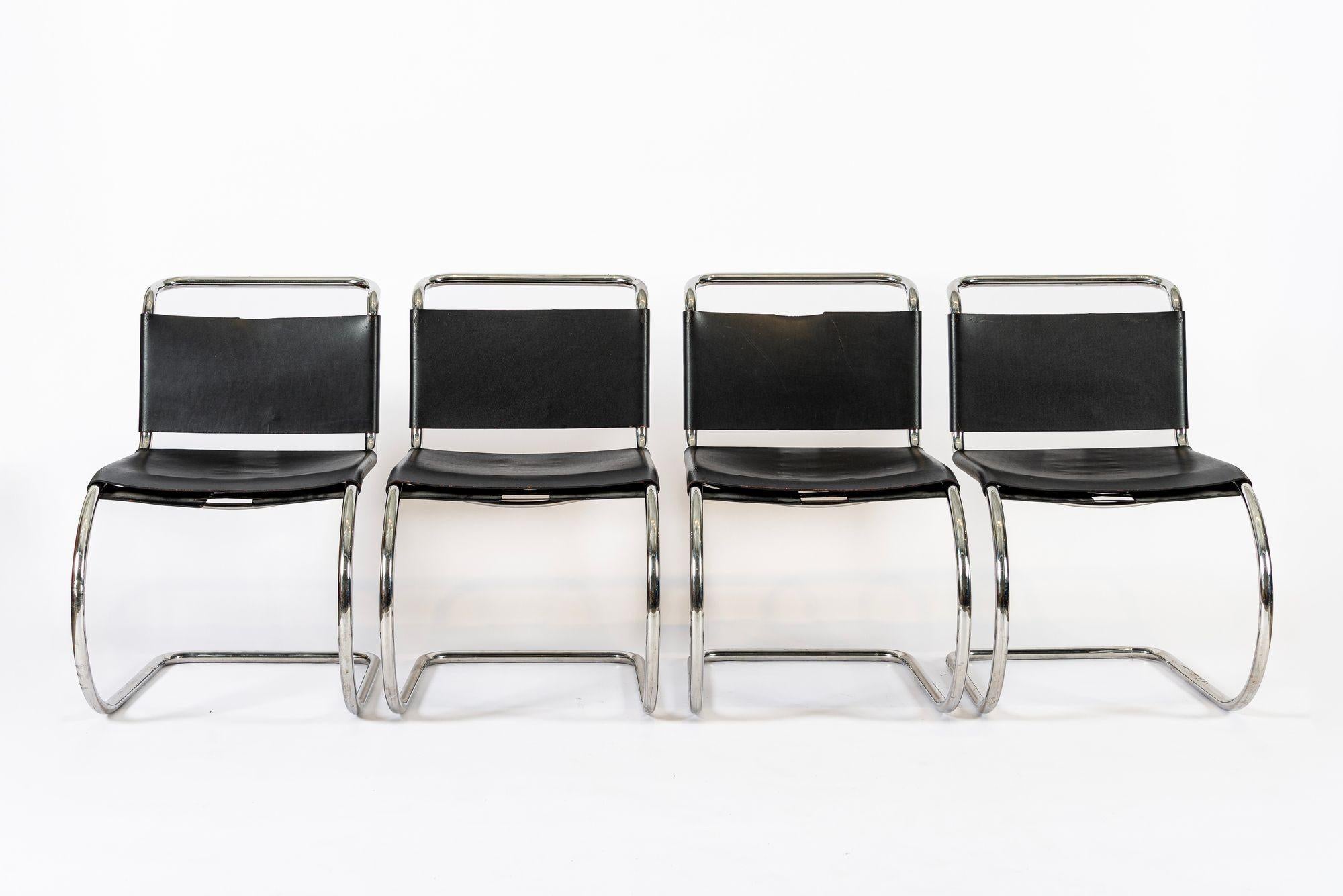 Cet ensemble de quatre chaises d'appoint en cuir noir de style Bauhaus Mies van der Rohe MR 10 a été fabriqué par Knoll vers 1990. La chaise MR a été conçue par l'architecte moderniste Ludwig Mies van der Rohe en 1927 dans le cadre de sa