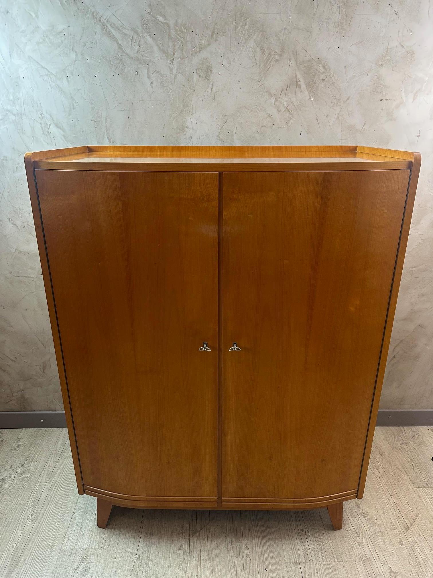 Beautiful 1950s Bahaus-style (Germany) ash veneer wardrobe in excellent condition.

Several removable shelves.

Two heart-shaped keys.

Very high-quality furniture.
