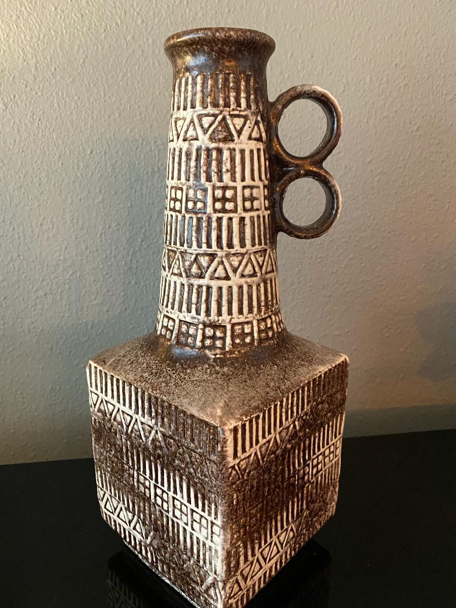 Beautiful Bay Keramik vase with moulded runic patterns, designed by Bodo Mans, this pattern was quite popular during the 1960s. This tall vase is in a very good condition and has a brown and beige matte glaze.