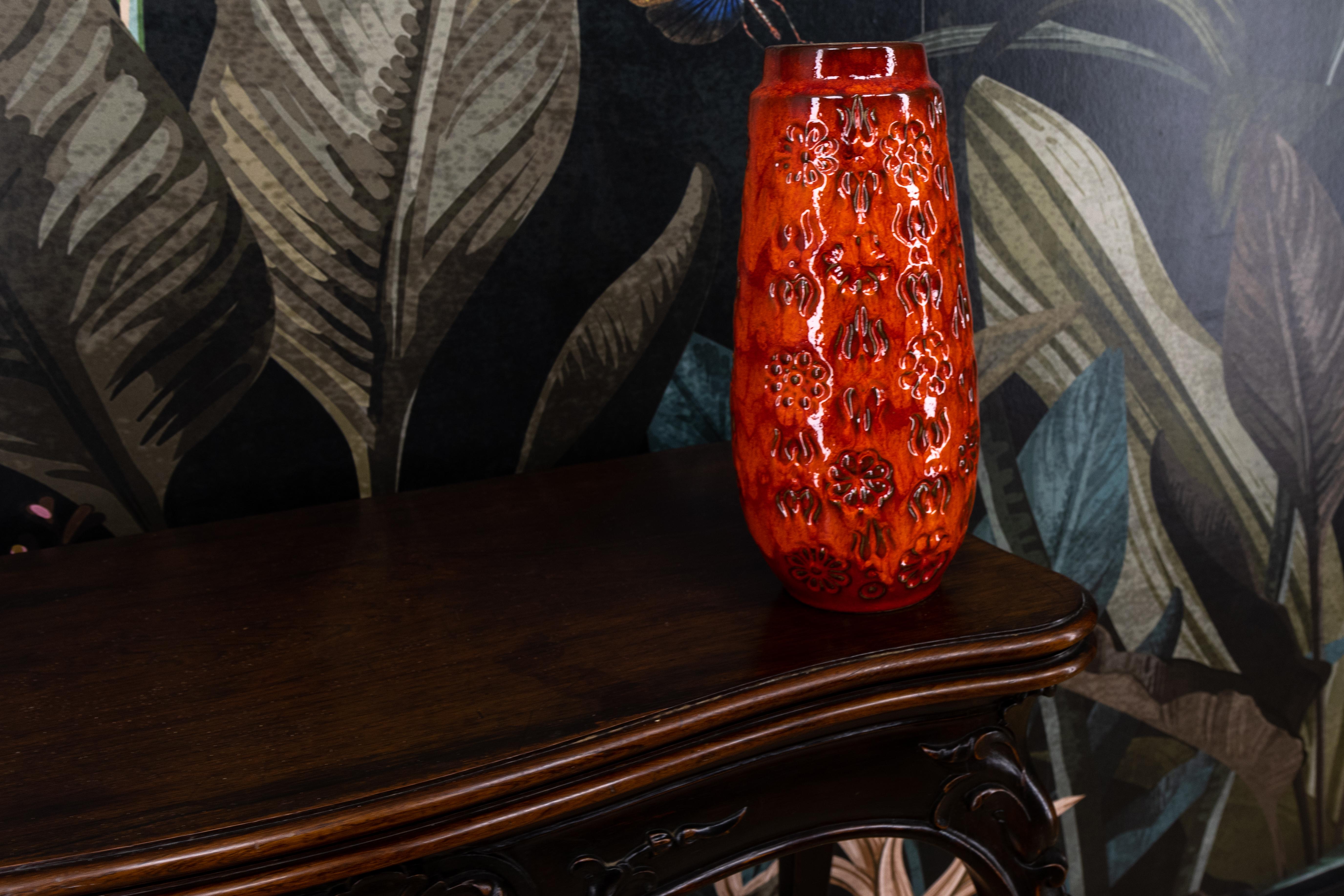 Smaltato Vaso in ceramica smaltata di colore rosso lava grassa di Bay Keramik, Germania occidentale, anni '70 in vendita