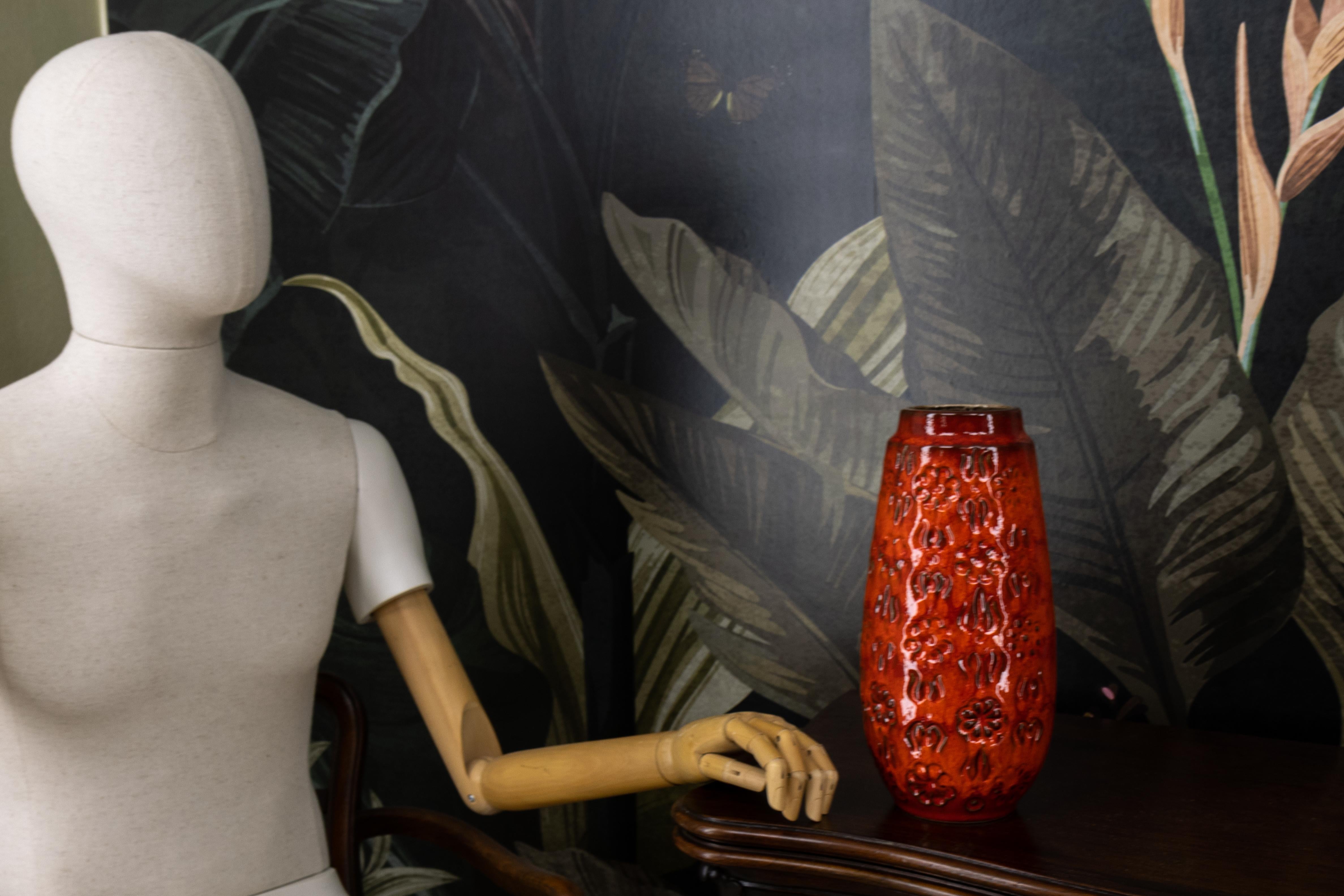 Fine XX secolo Vaso in ceramica smaltata di colore rosso lava grassa di Bay Keramik, Germania occidentale, anni '70 in vendita