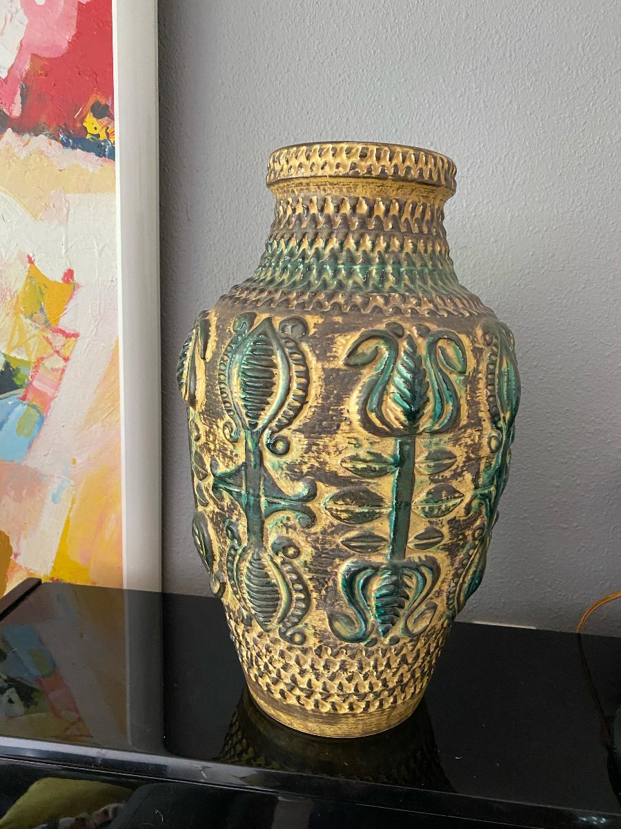 Magnifique vase Bay de grande taille, décor assez rare.
Concepteur : Bodo Mans a été employé par la société Bay Keramik à partir de 1959. Mans a officiellement pris sa retraite de BAY en 1975. Depuis lors, il a travaillé en tant que designer