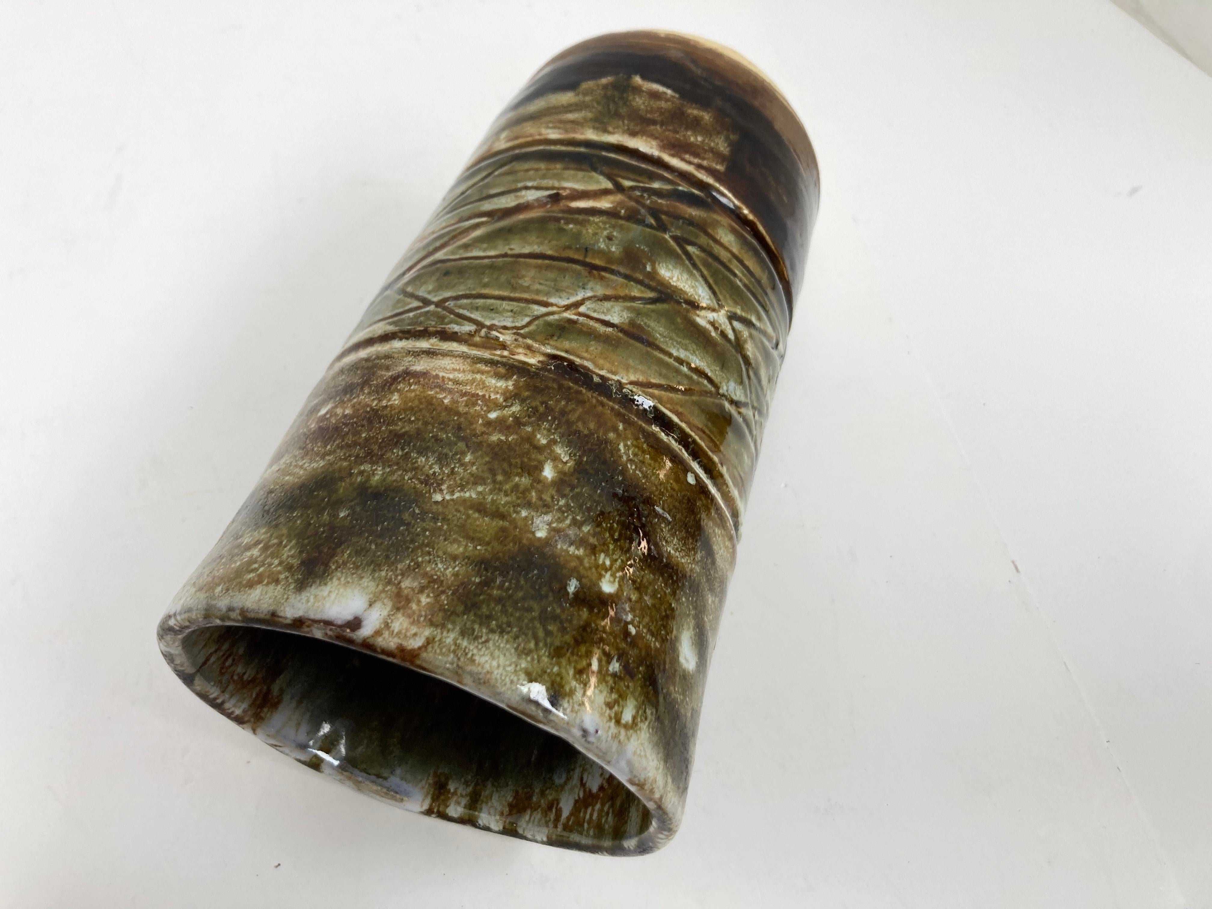 Smaltato Vaso in Studio Pottery Beaker Form A della metà del secolo scorso in vendita