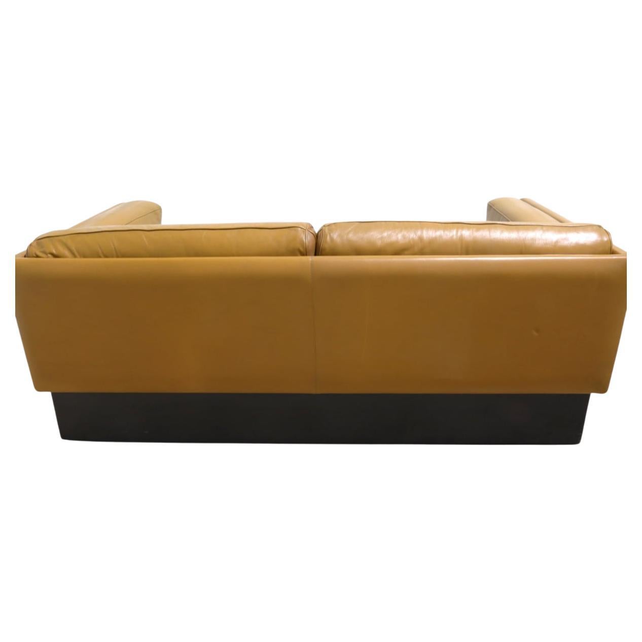 Mid Century Beaufort Loveseat bajo de cuero Georges van Rijck Bélgica Moderno de mediados de siglo