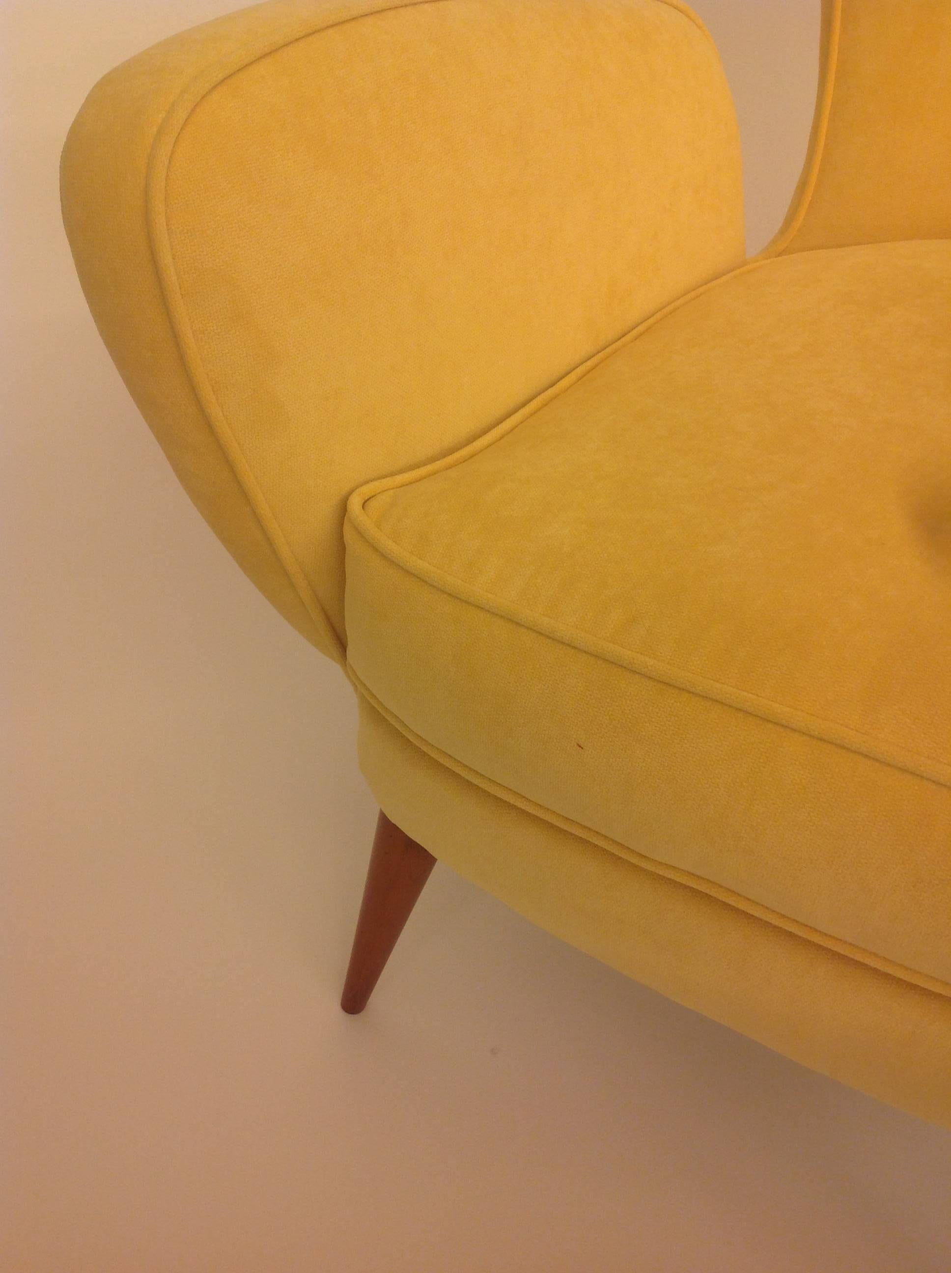 Mid-Century Beautiful Pair of Italian Armchairs For Sale 1