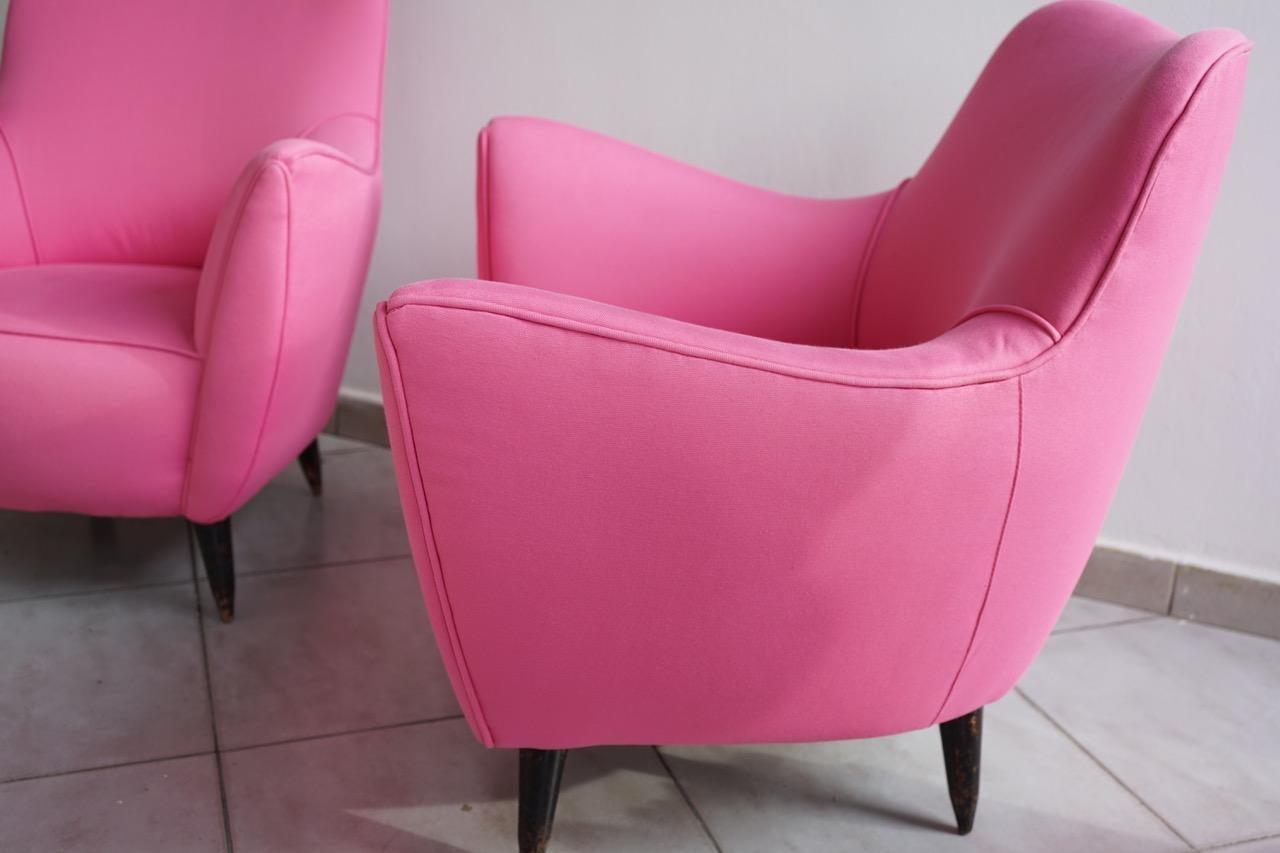 A beautiful and perfect pair of 1950 Italian armchairs in wood with fucsia velvet cover attributed to Guglielmo Veronesi for ISA.
The coating is recent. Excellent condition.
