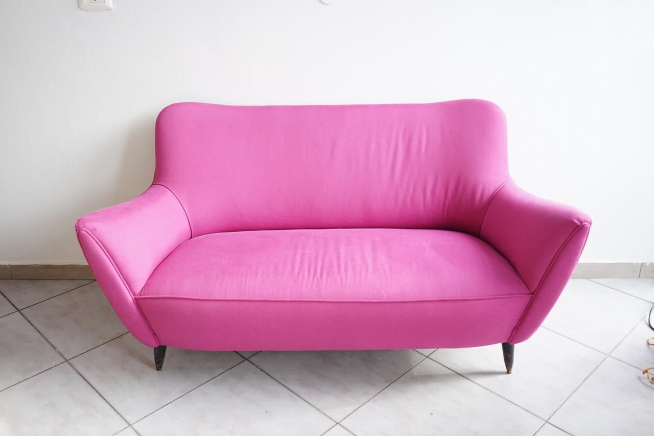 Italian Mid Century Beautiful Sofa Attributed to Guglielmo Veronesi for ISA For Sale