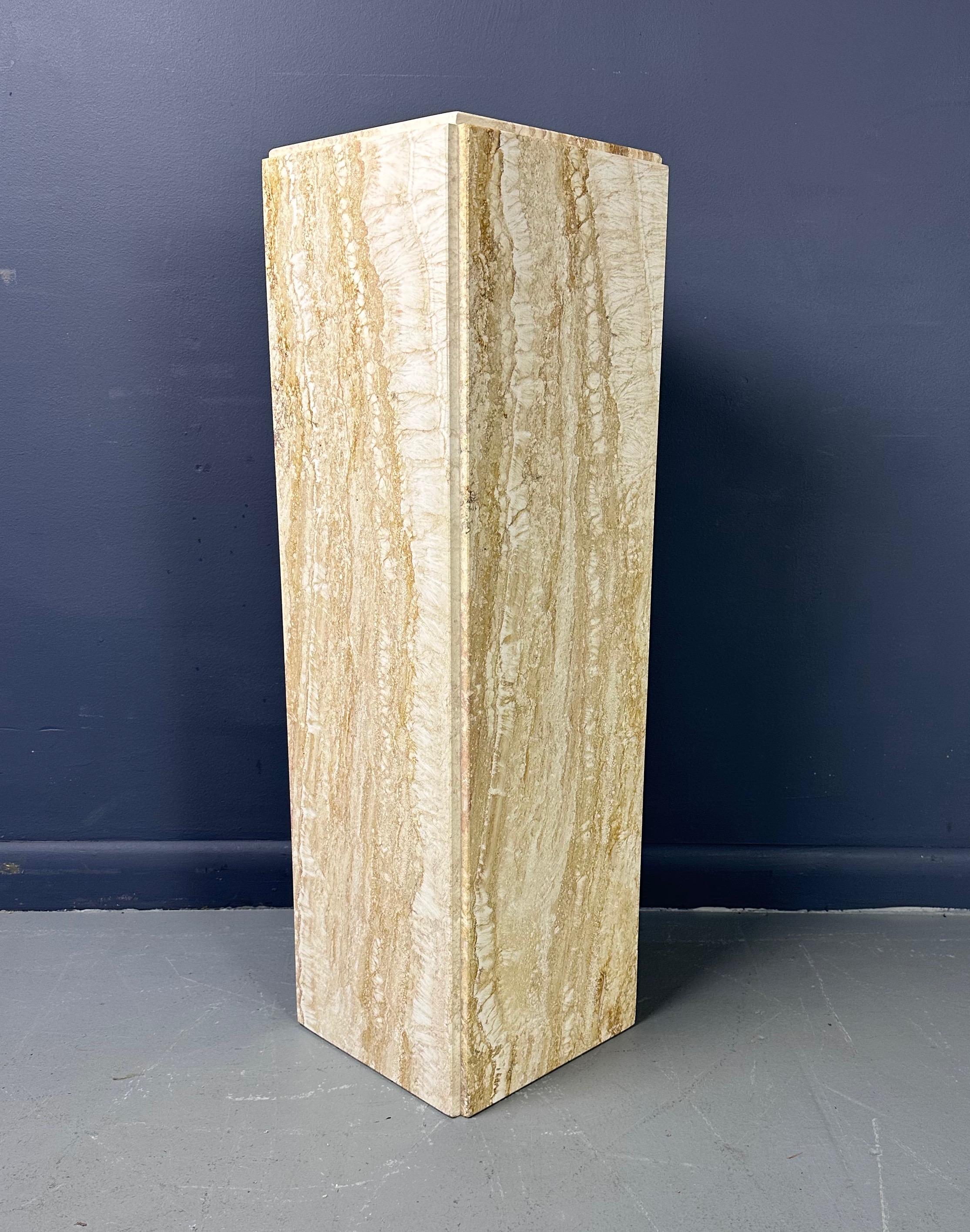 Midcentury Beautifully Variegated Travertine 1980s Pedestal In Good Condition For Sale In Philadelphia, PA