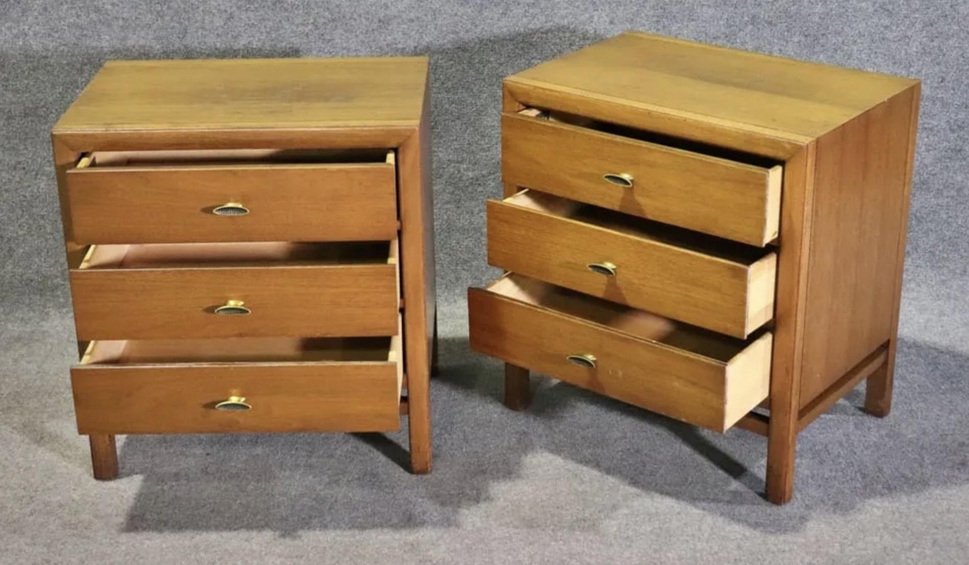 Pair of vintage storage tables with three drawers. Great for living room or bedside use.
Please confirm location NY or NJ