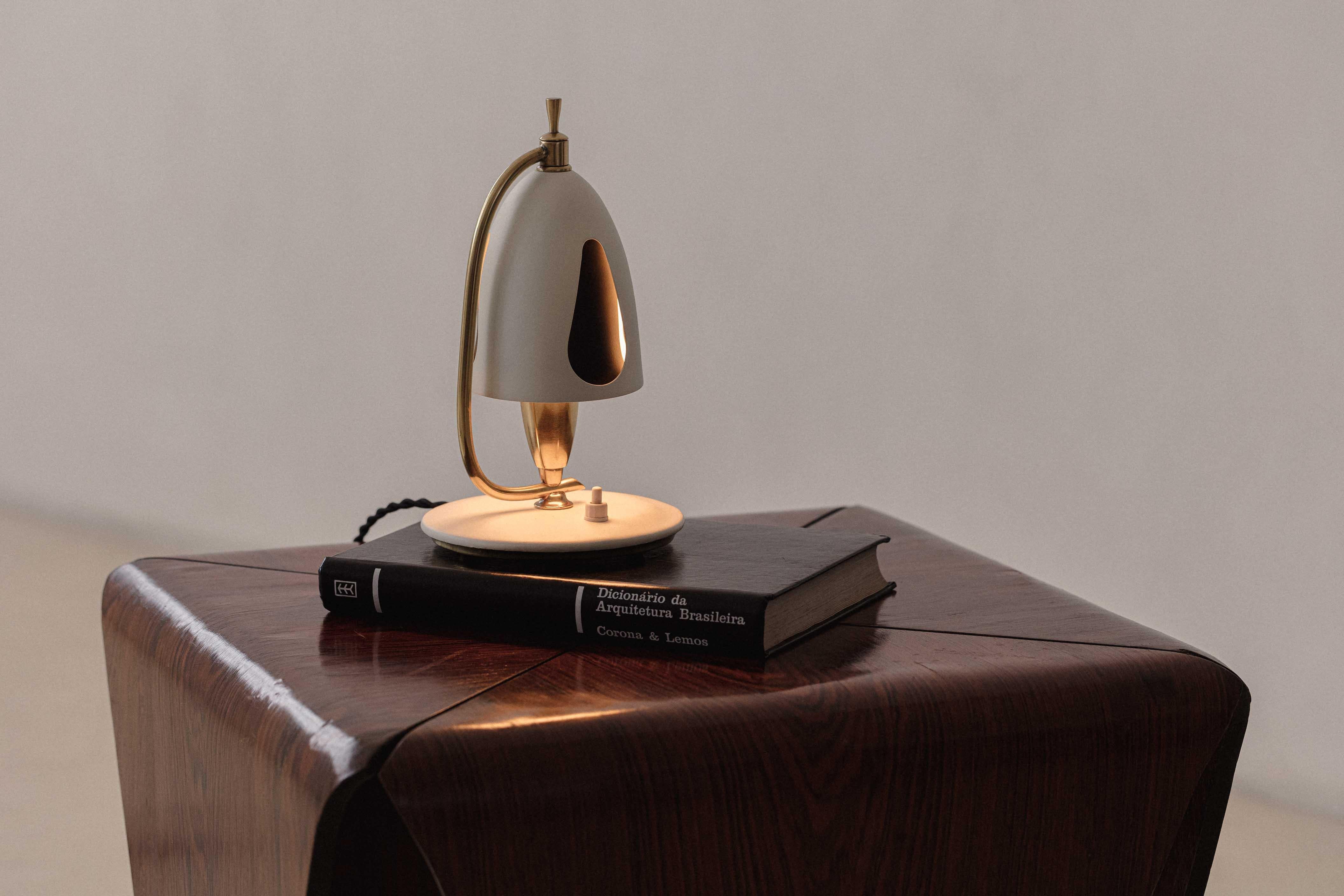 Entworfen im Jahr circa. Diese um 1950 von der brasilianischen Firma Carlo Montalto & Filhos entworfene Tischleuchte verleiht jedem Ambiente einen charmanten Touch - egal, ob das Licht an oder aus ist.
Carlo Montalto wurde in den 1930er Jahren von