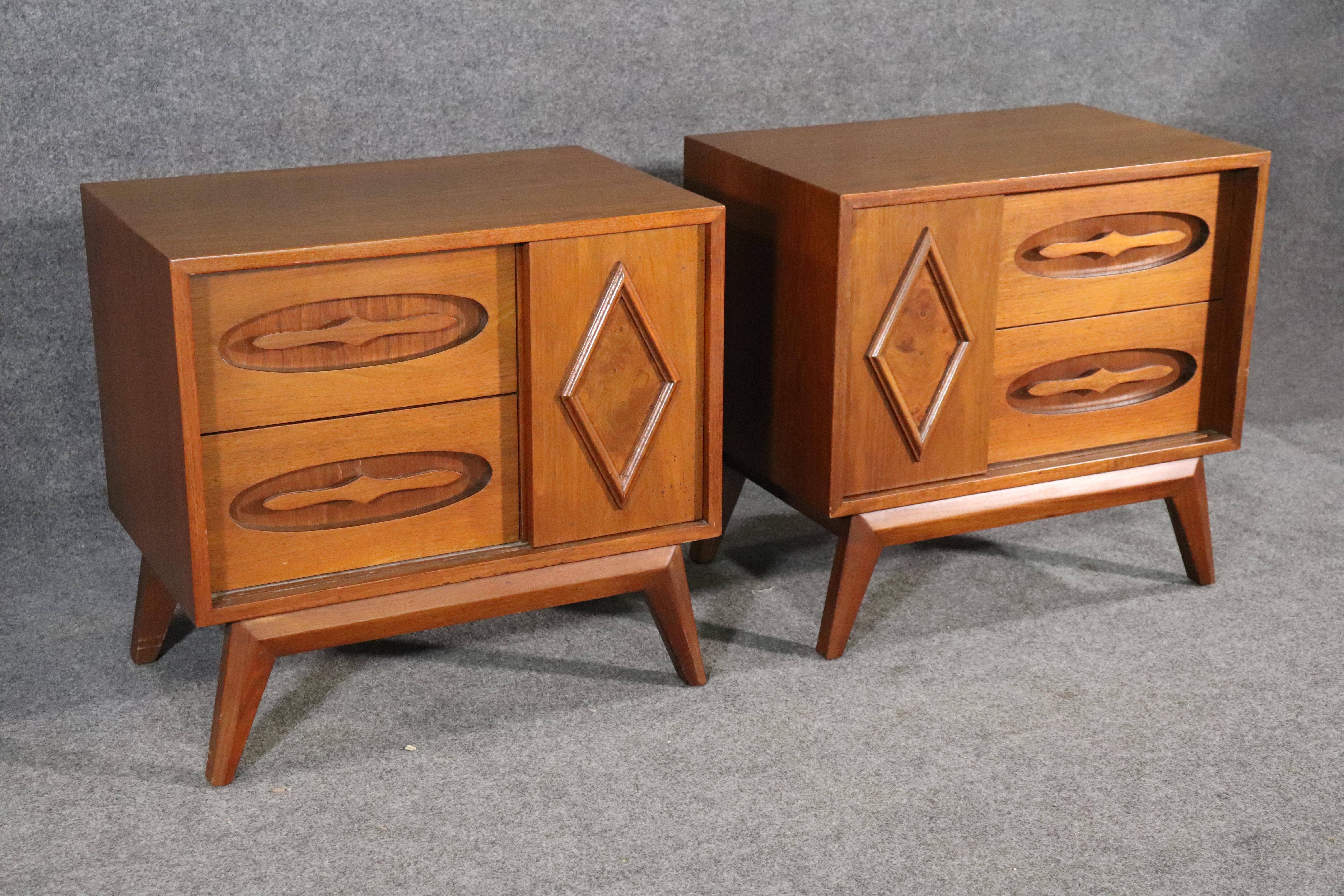Pair of mid-century modern end tables with storage. Two drawers with sculpted handles, plus sliding door to reveal secret cabinet space.
Please confirm location NY or NJ