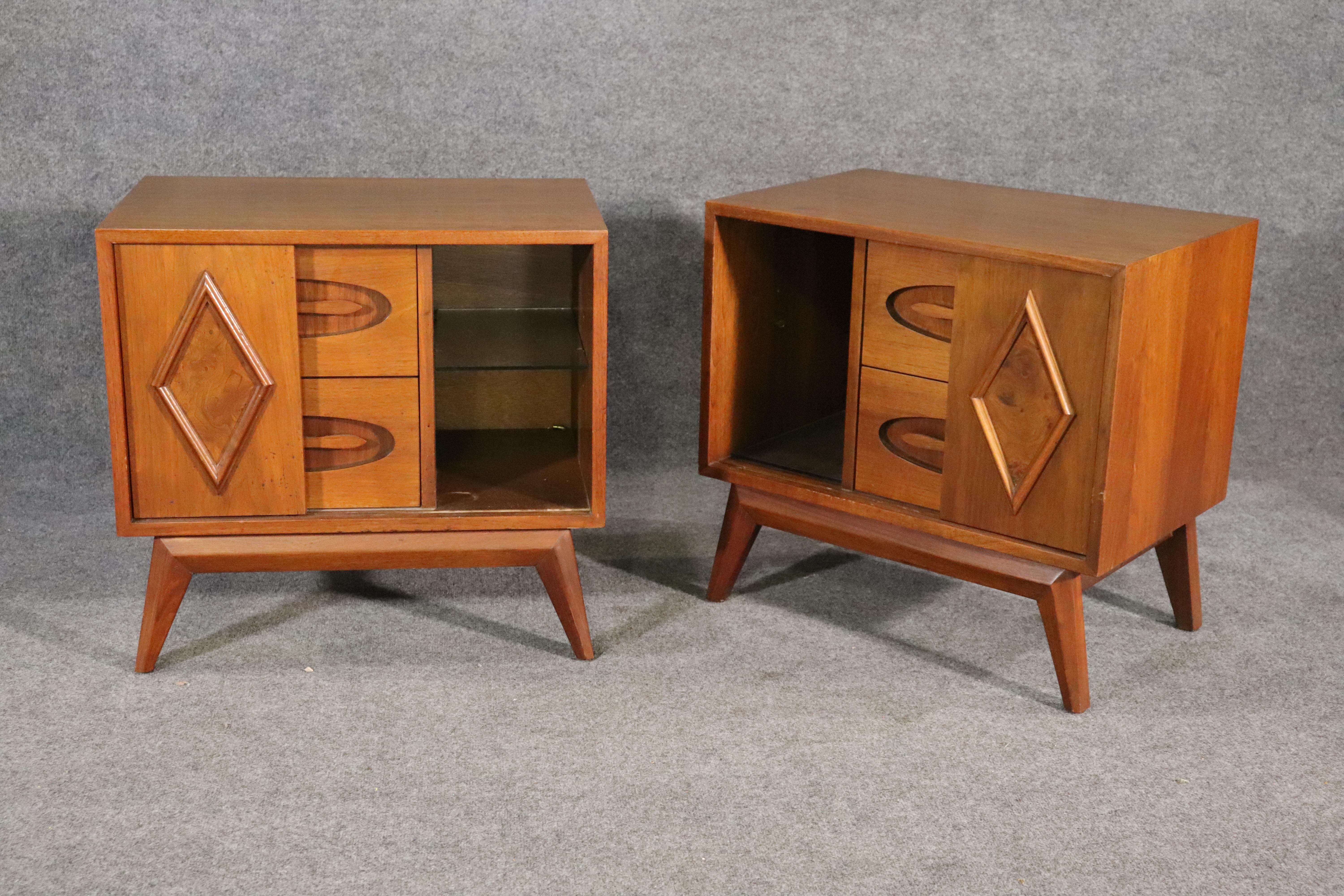 20th Century Young Manufacturing Mid-Century Vintage Nightstands